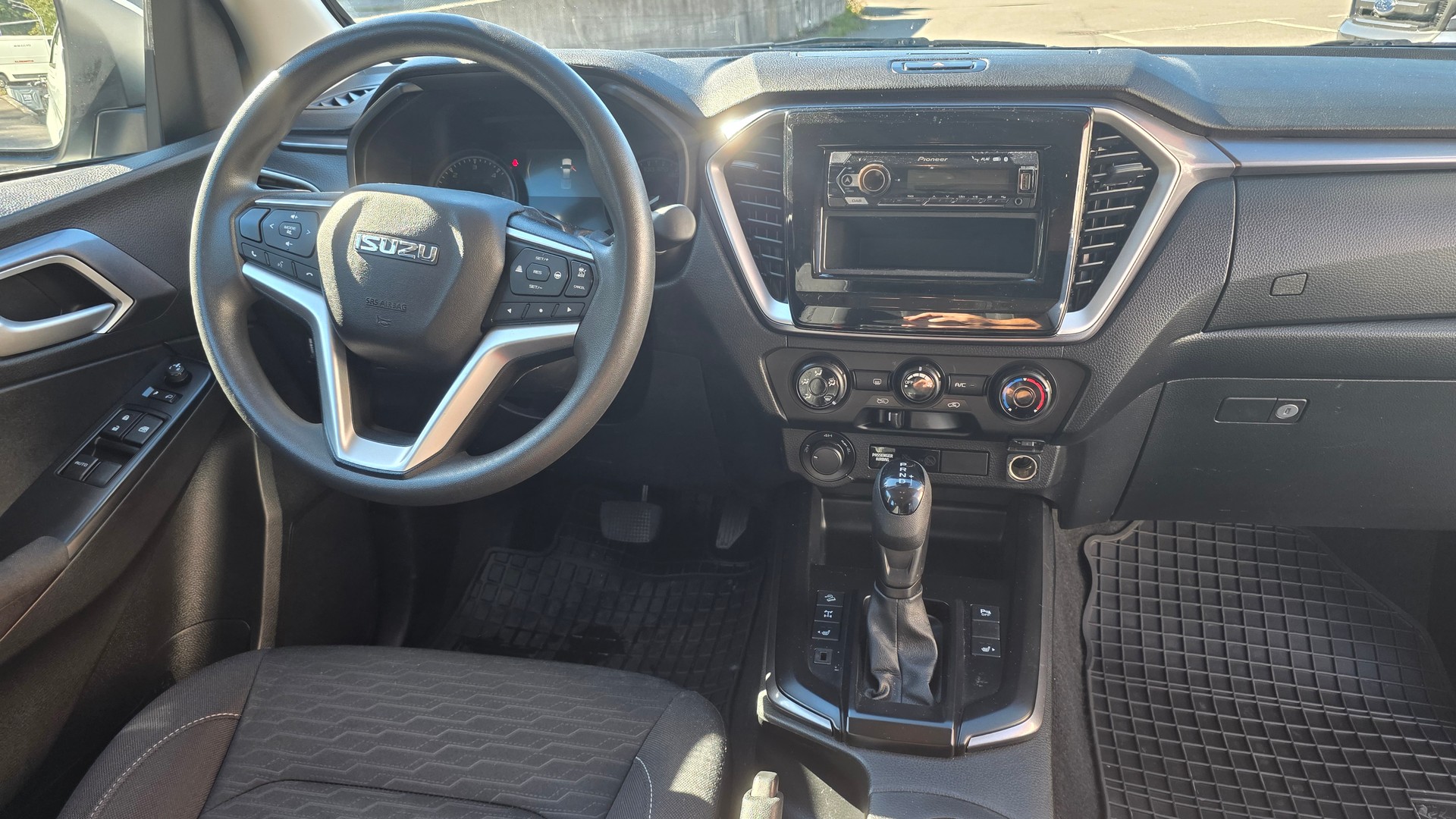 ISUZU D-MAX 1.9 SpaceCab N60BB 4x4 AT-image-8