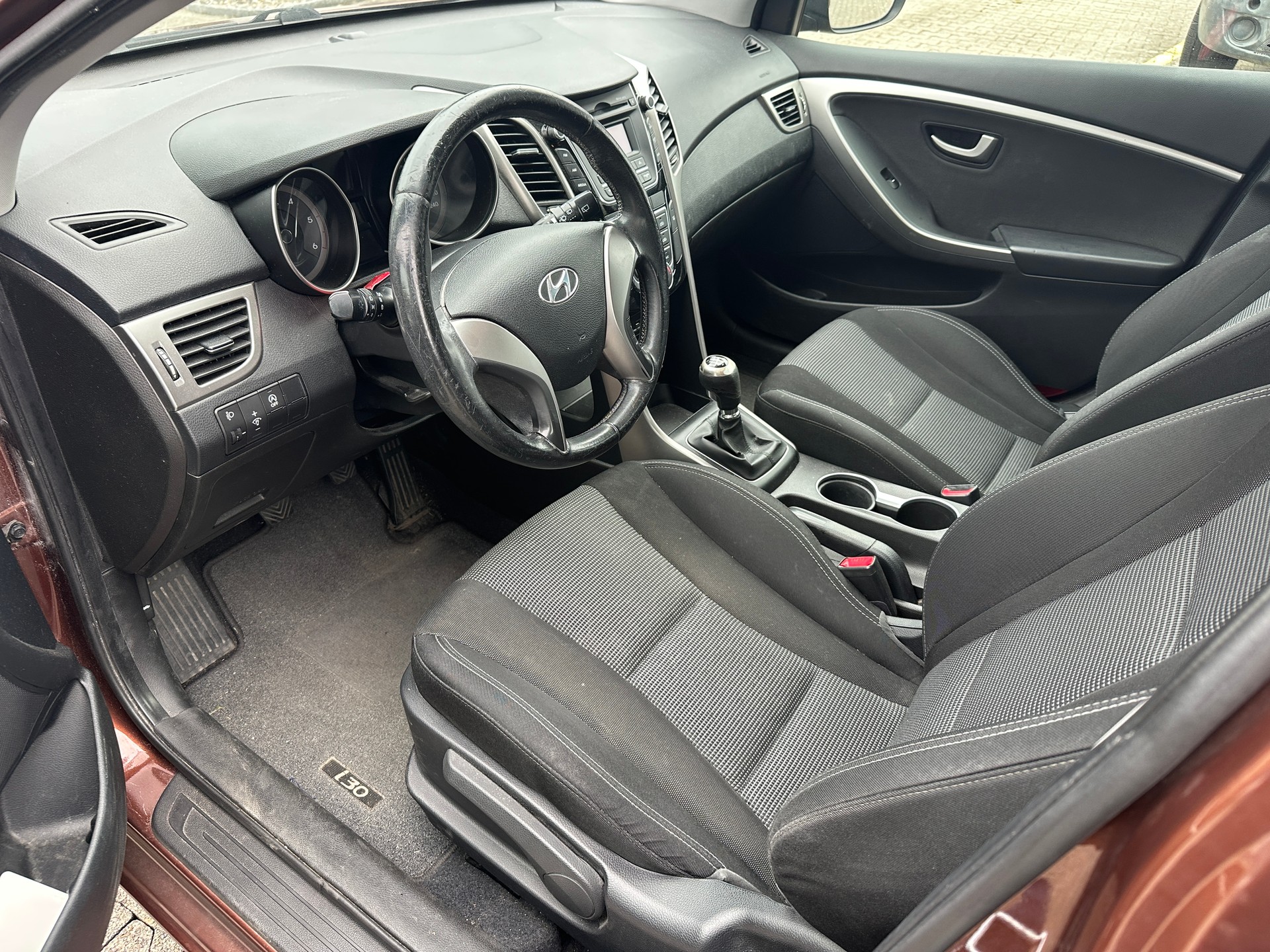 HYUNDAI i30 1.6 CRDi Comfort-image-6