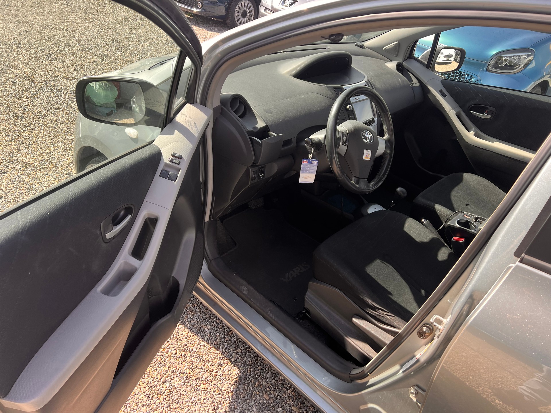 TOYOTA Yaris 1.3 Linea Sol-image-9