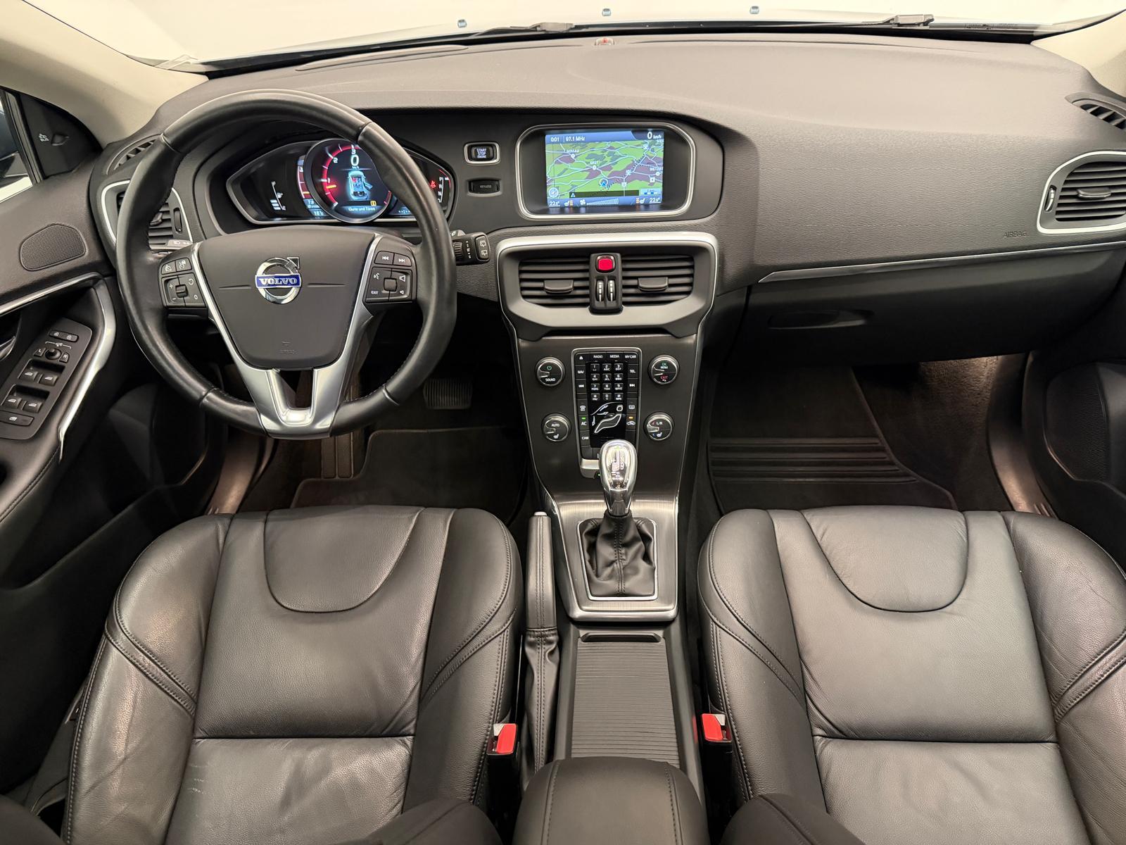 VOLVO V40 2.0 D3 Summum S/S-image-13