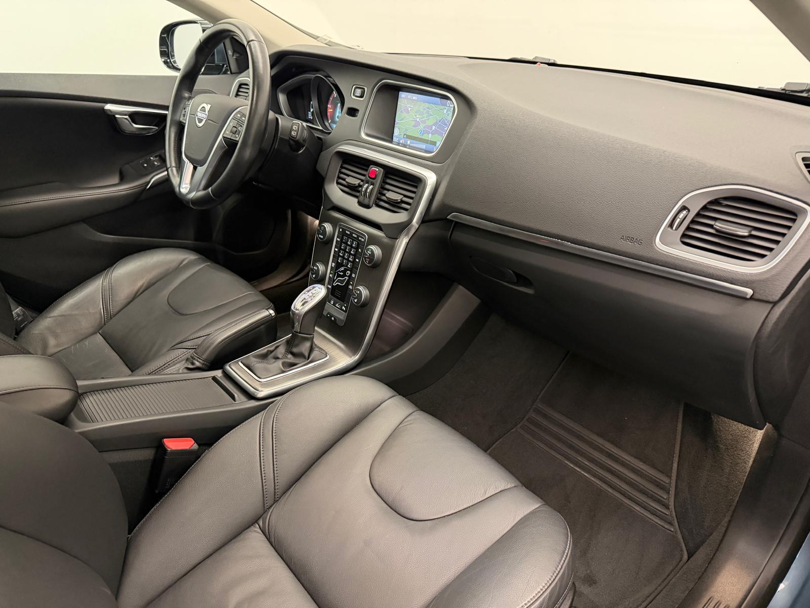 VOLVO V40 2.0 D3 Summum S/S-image-10