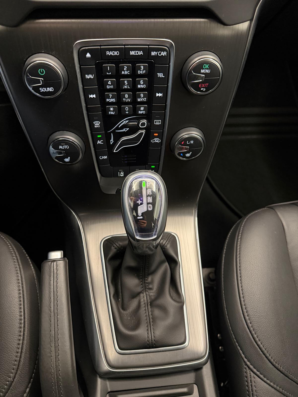 VOLVO V40 2.0 D3 Summum S/S-image-17