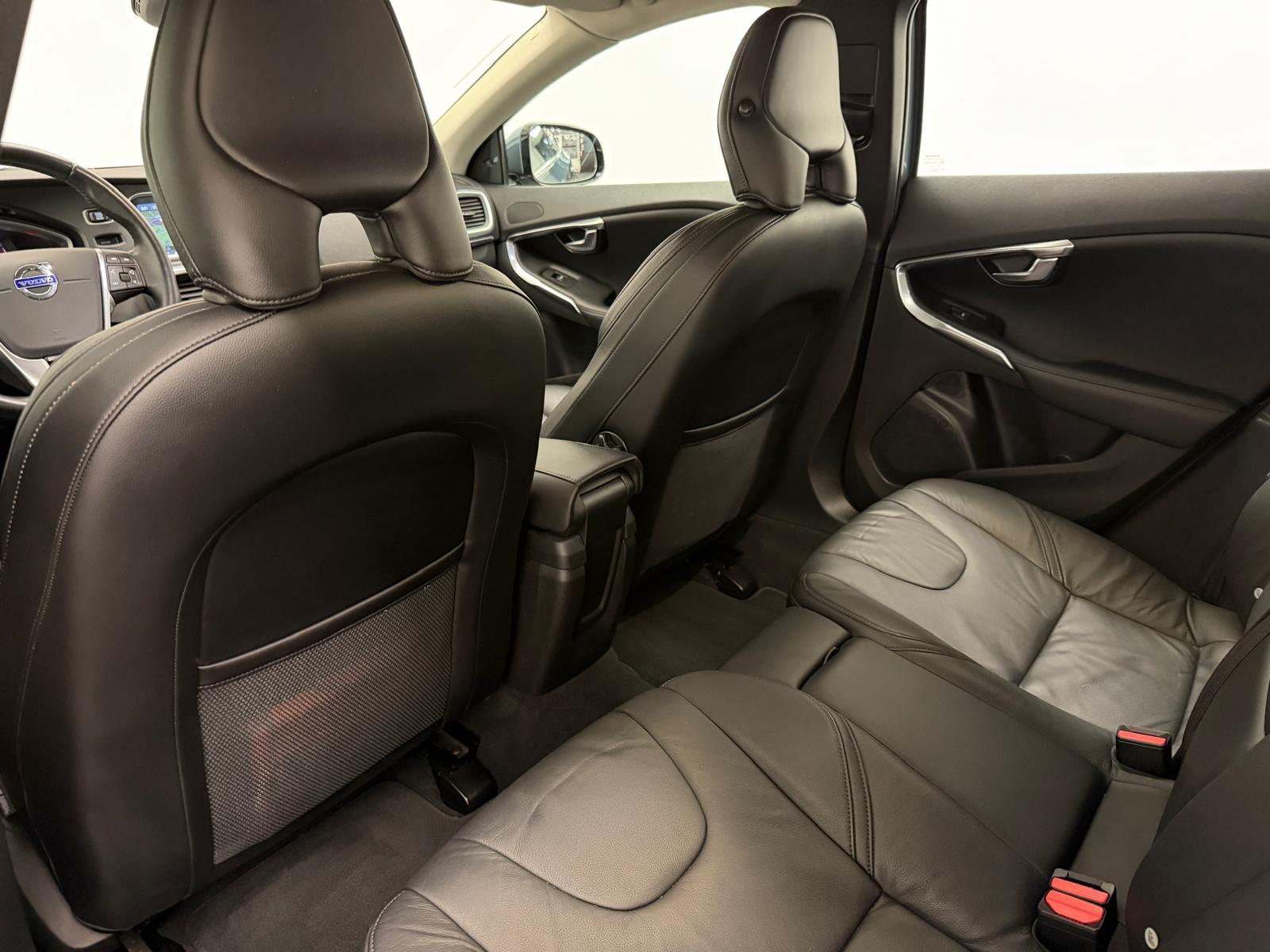 VOLVO V40 2.0 D3 Summum S/S-image-11