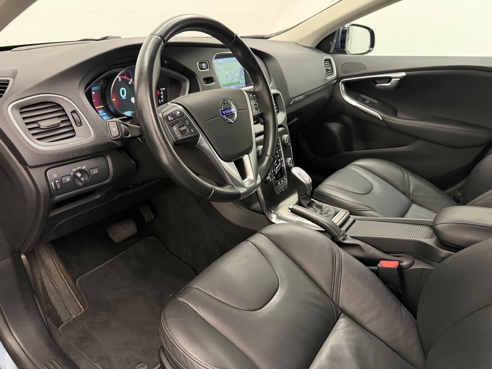VOLVO V40 2.0 D3 Summum S/S-image-9