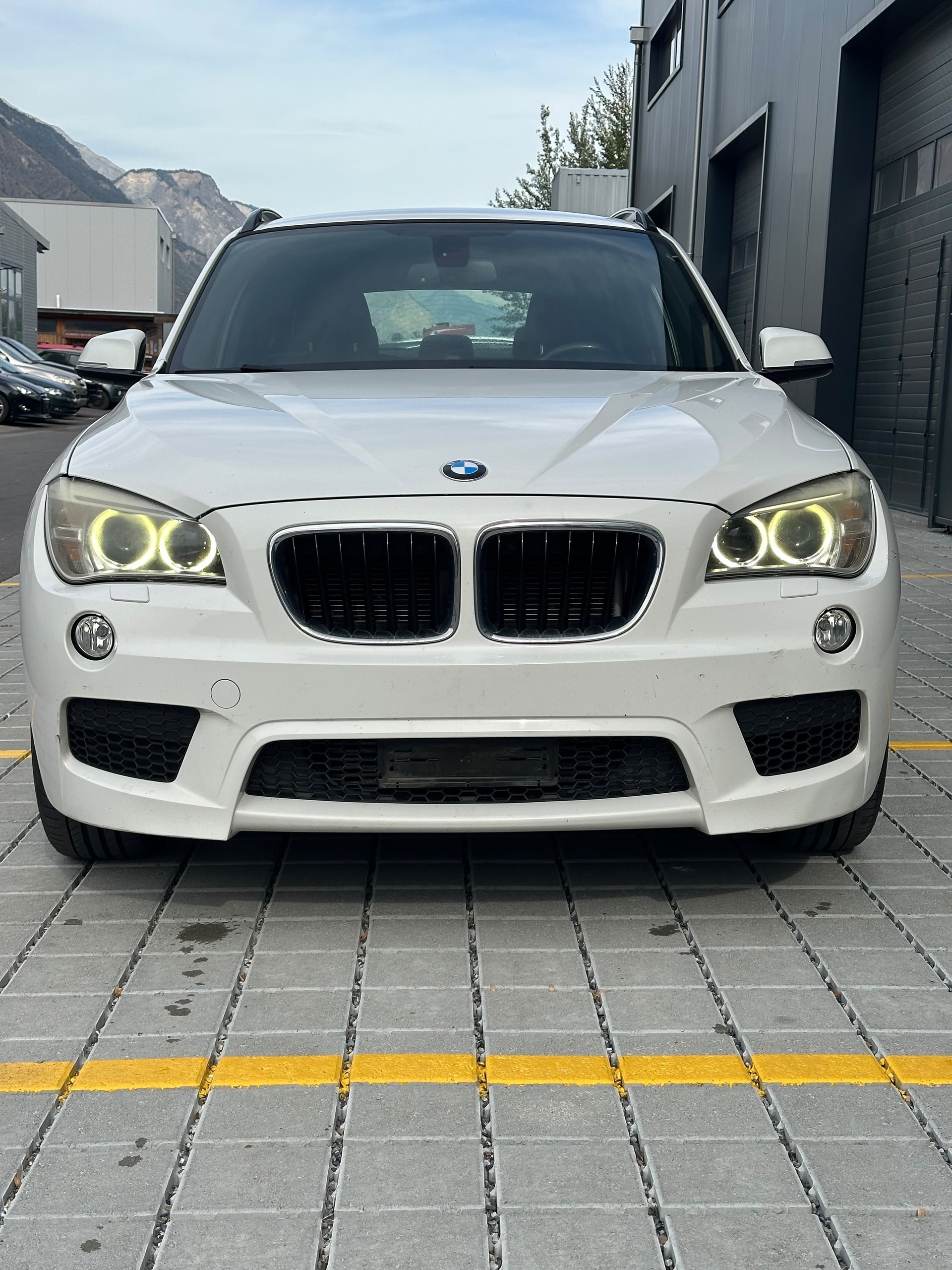 BMW X1 xDrive 20i Sport Line-image-1