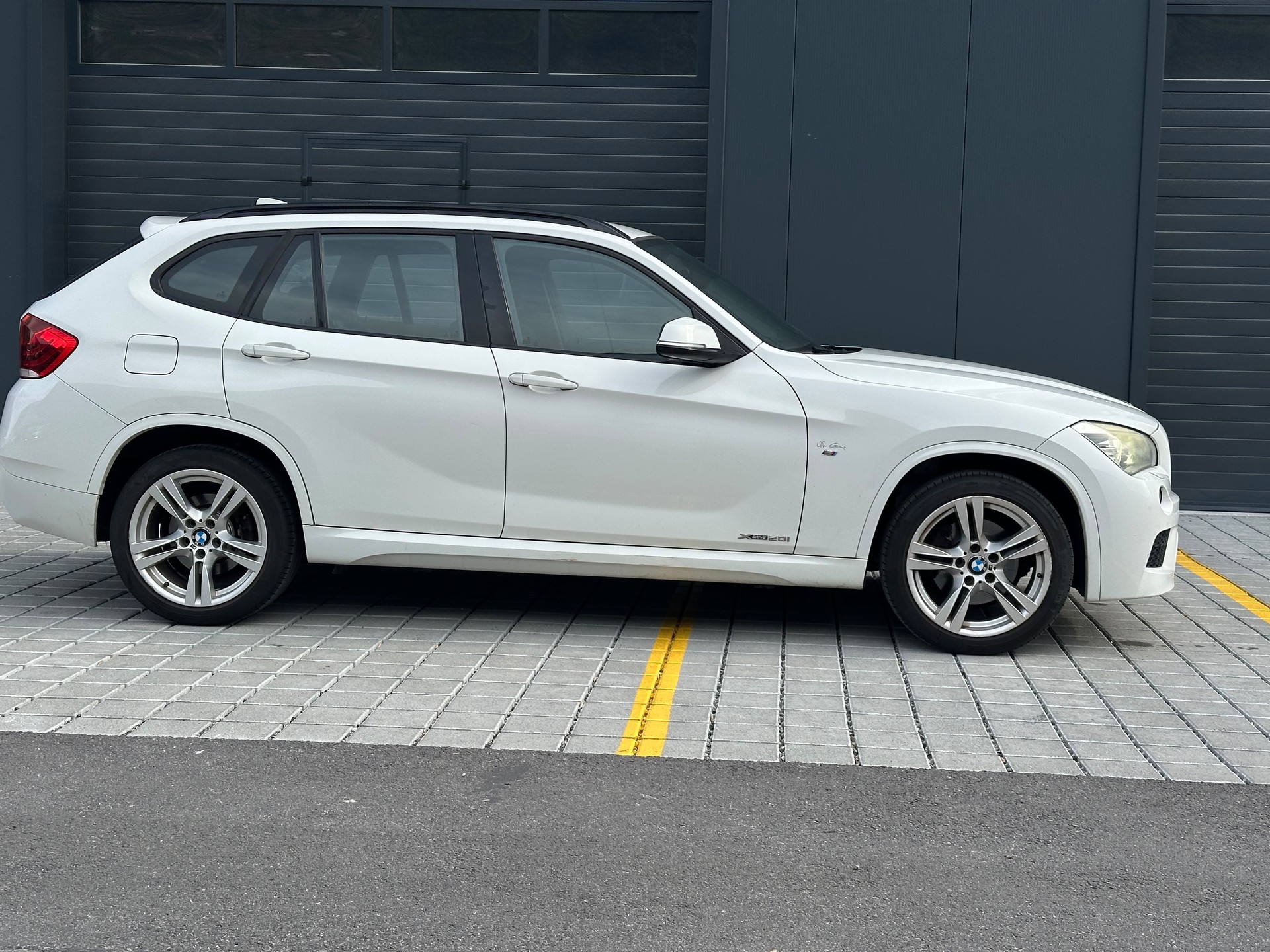 BMW X1 xDrive 20i Sport Line-image-2