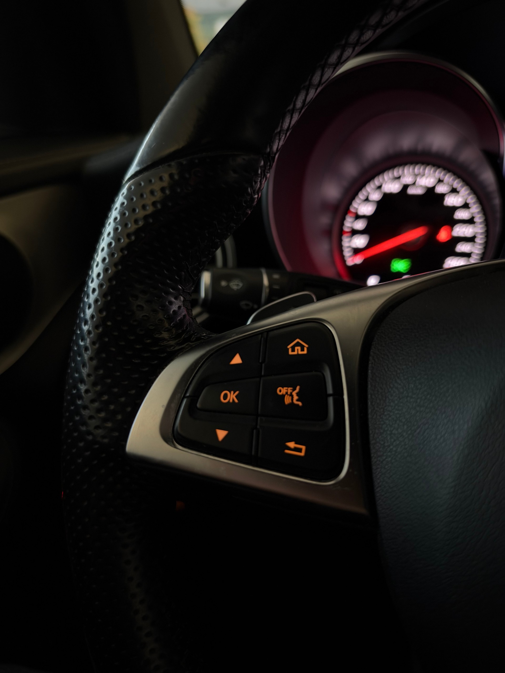 MERCEDES-BENZ GLC 250 d AMG Line 4Matic 9G-Tronic-image-14