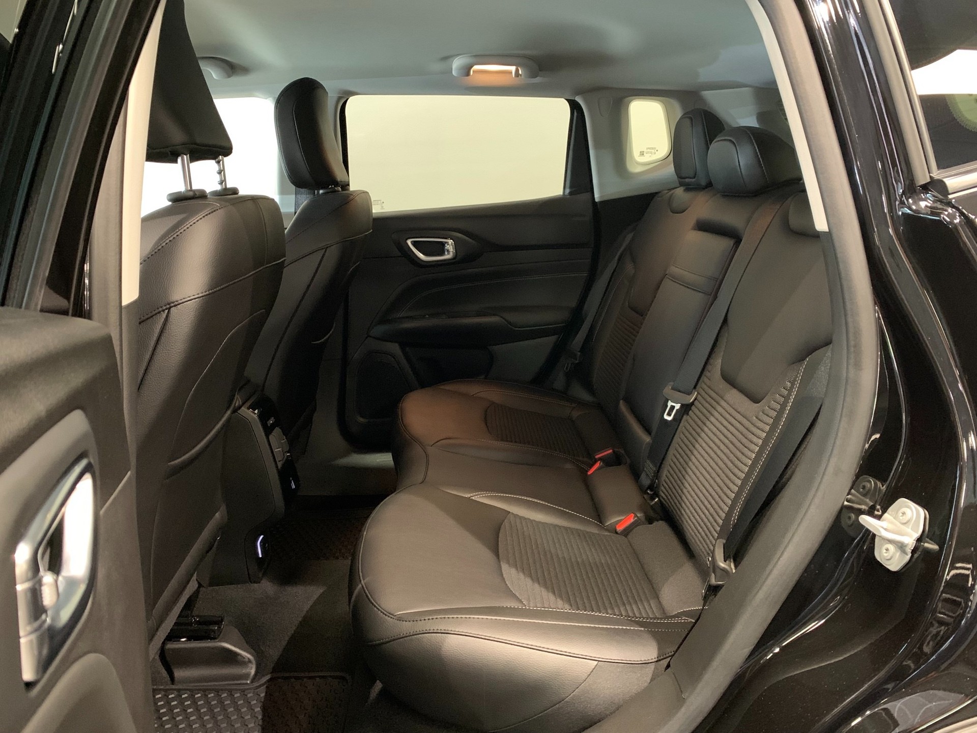 JEEP Compass 1.3 T PHEV Swiss Limited Plus AWD-image-8