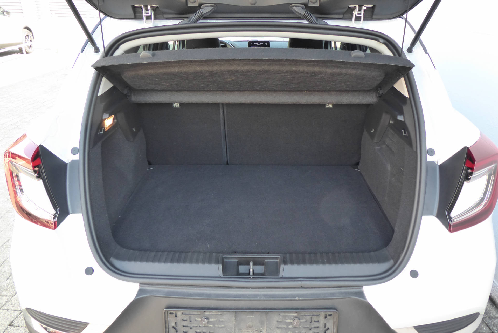 RENAULT Captur 1.6 E-Tech Initiale Paris DHT-image-11