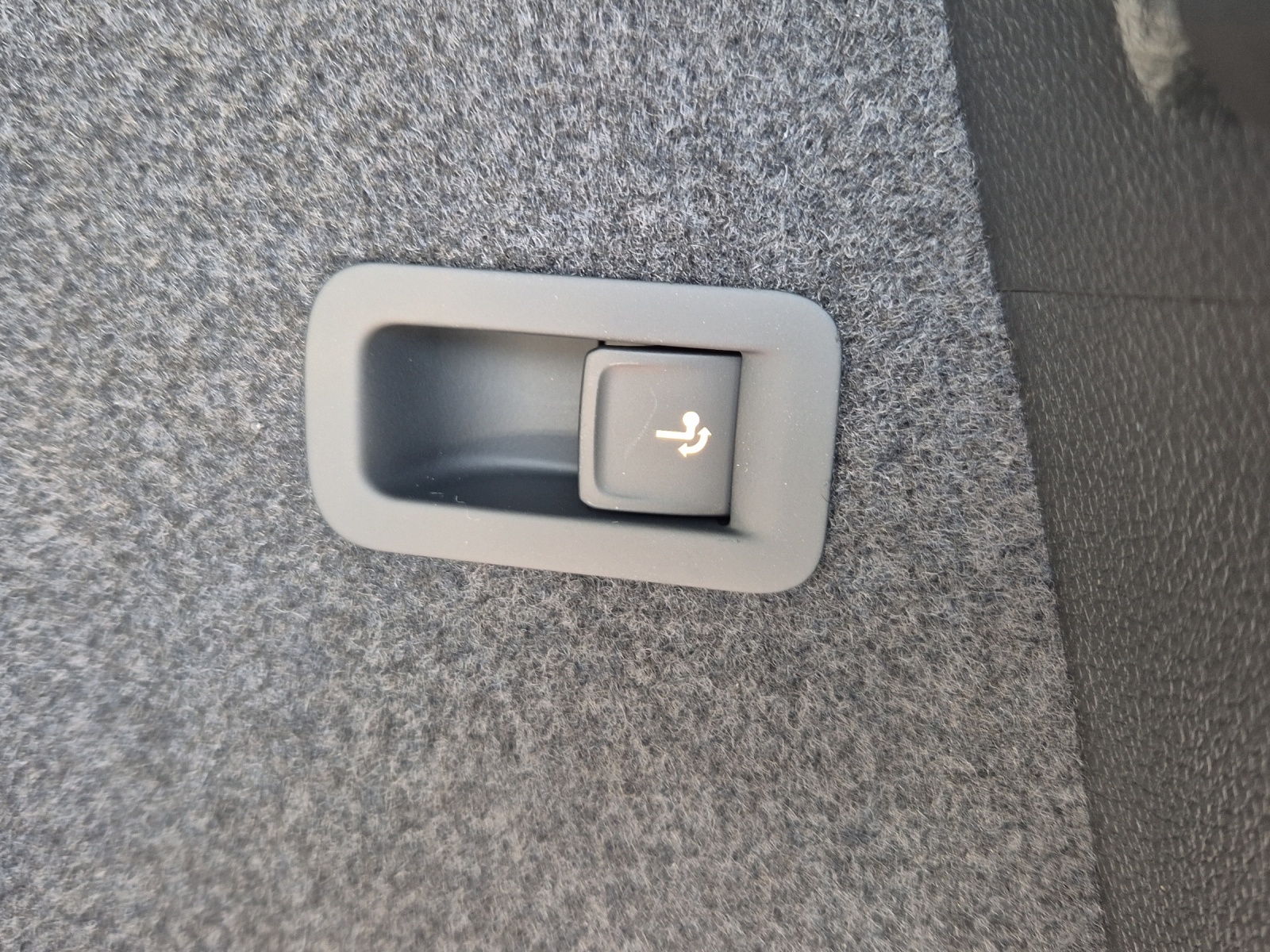 SKODA Karoq 1.5 TSI SportLine DSG-image-9