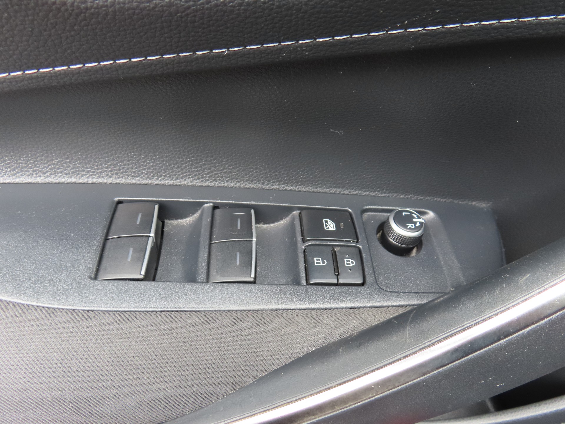 TOYOTA Corolla 1.8 HSD Comfort e-CVT-image-16