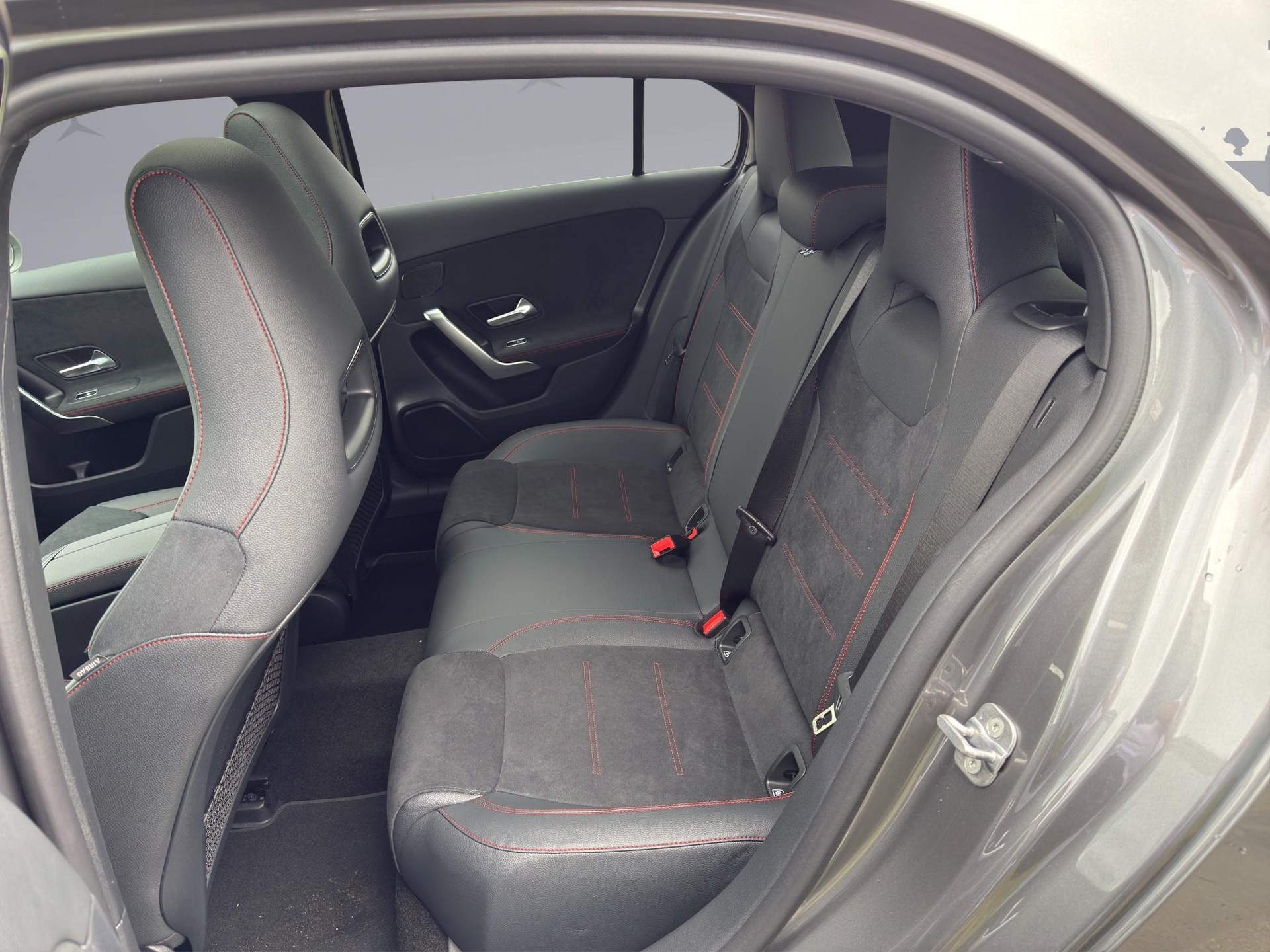 MERCEDES-BENZ A 250 e-image-11