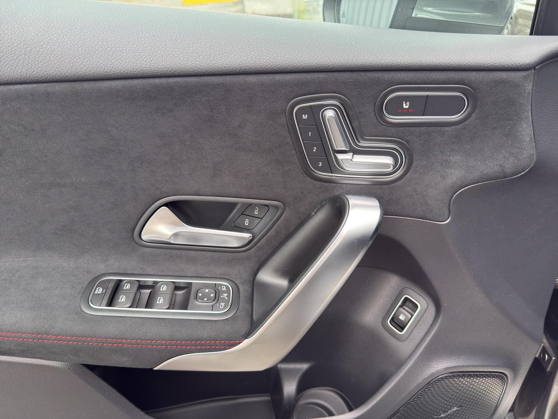 MERCEDES-BENZ A 250 e-image-9