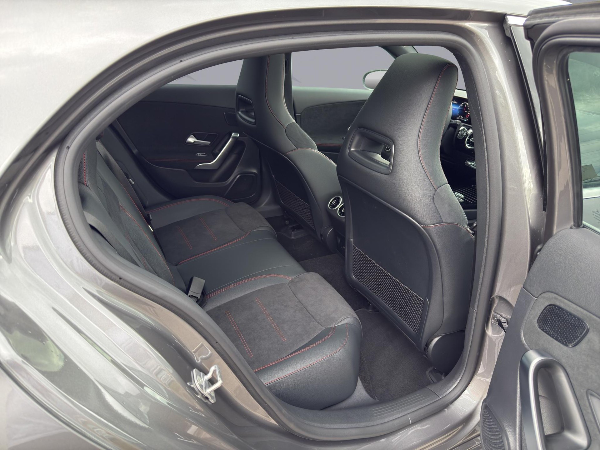 MERCEDES-BENZ A 250 e-image-17