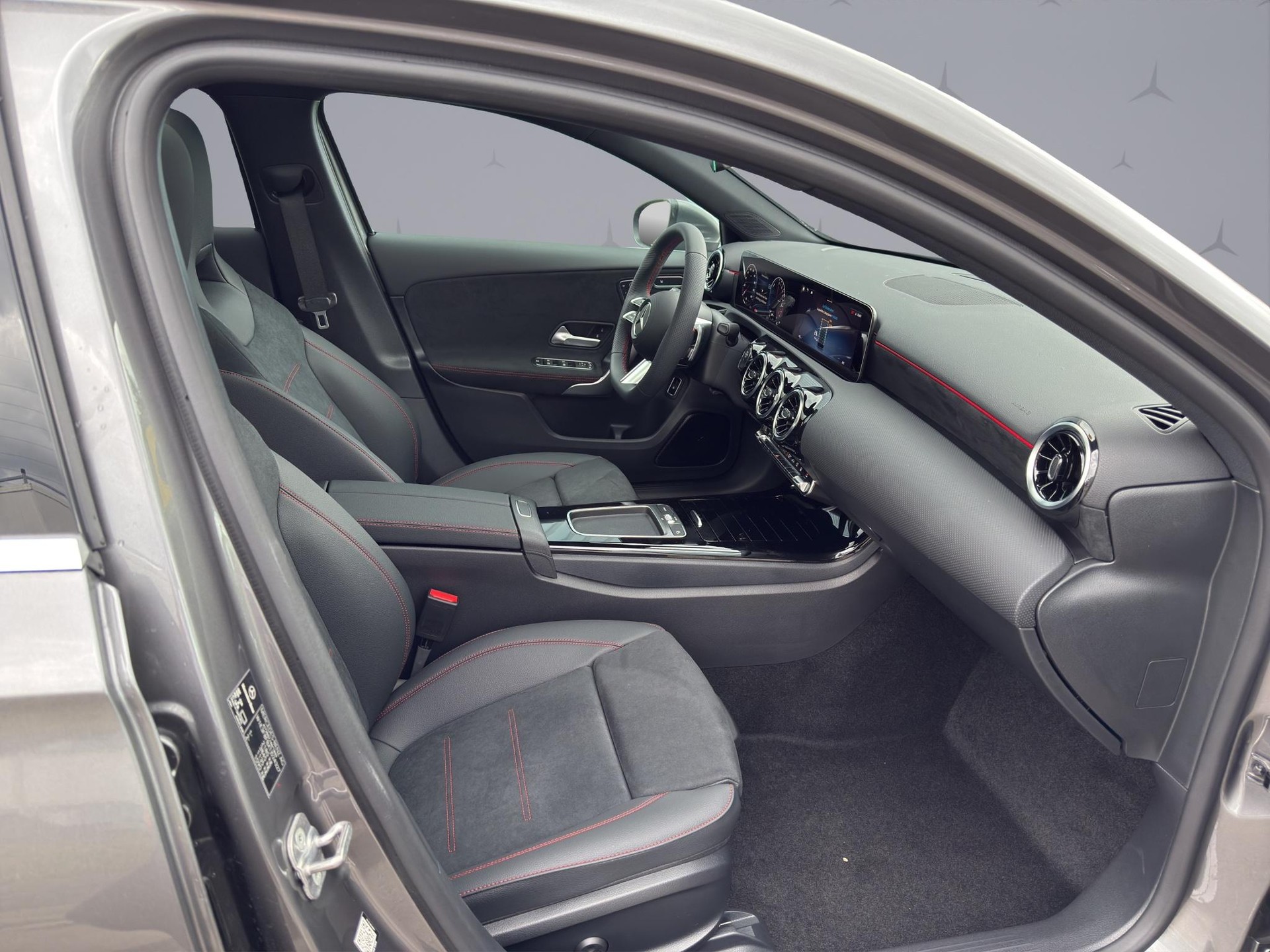 MERCEDES-BENZ A 250 e-image-14