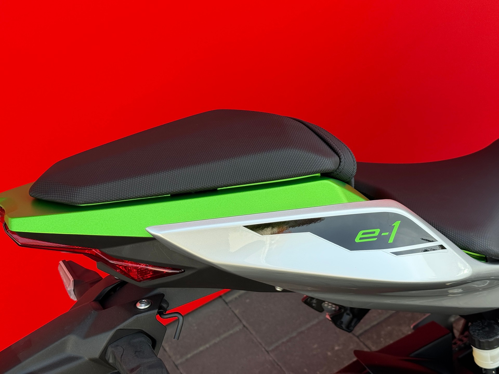 KAWASAKI Ninja e-1-showroom-element-3