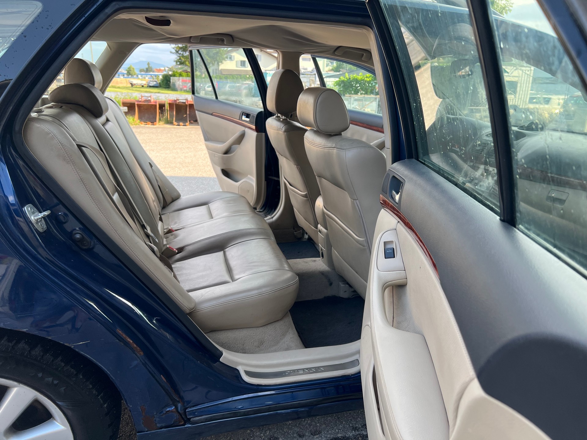 TOYOTA Avensis 2.2D-4 D CleanPower Linea Sol Sportswagon-image-11