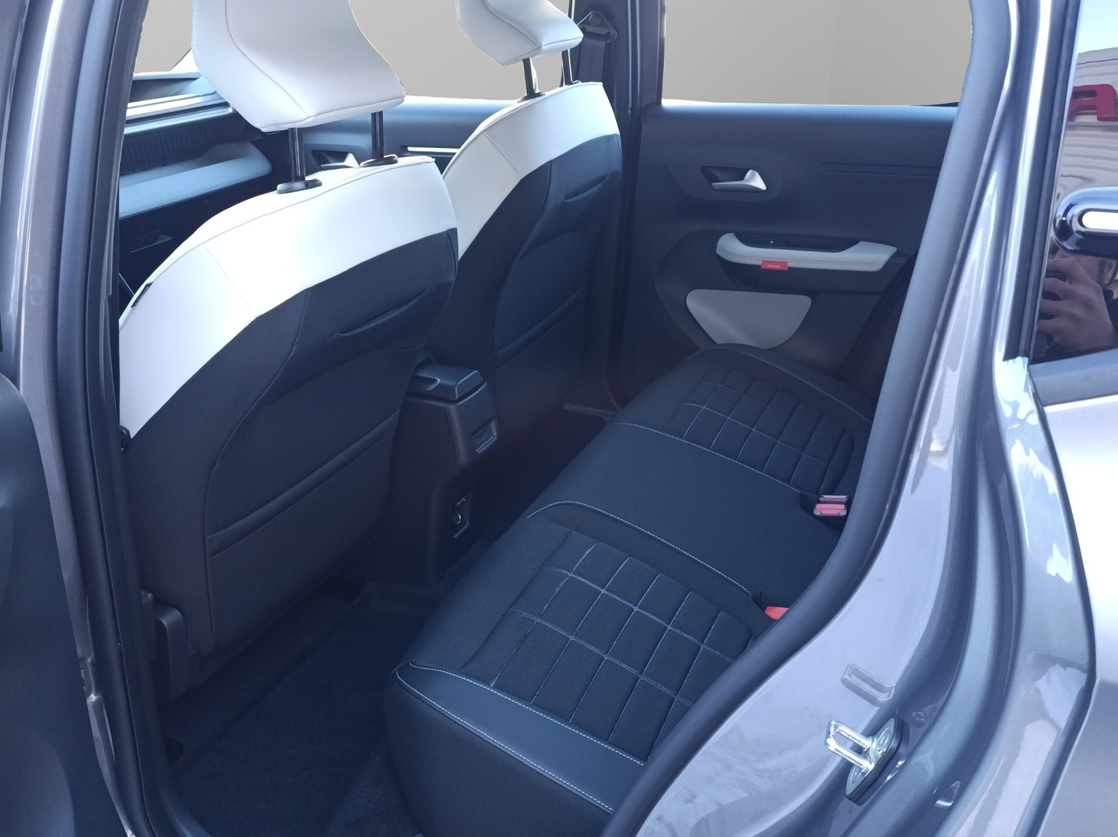 CITROEN e-C3 44kWh Plus-image-4