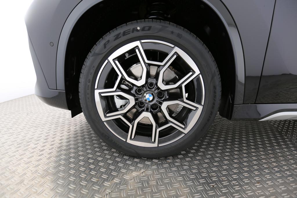 BMW X1 23i xDrive-showroom-element-3