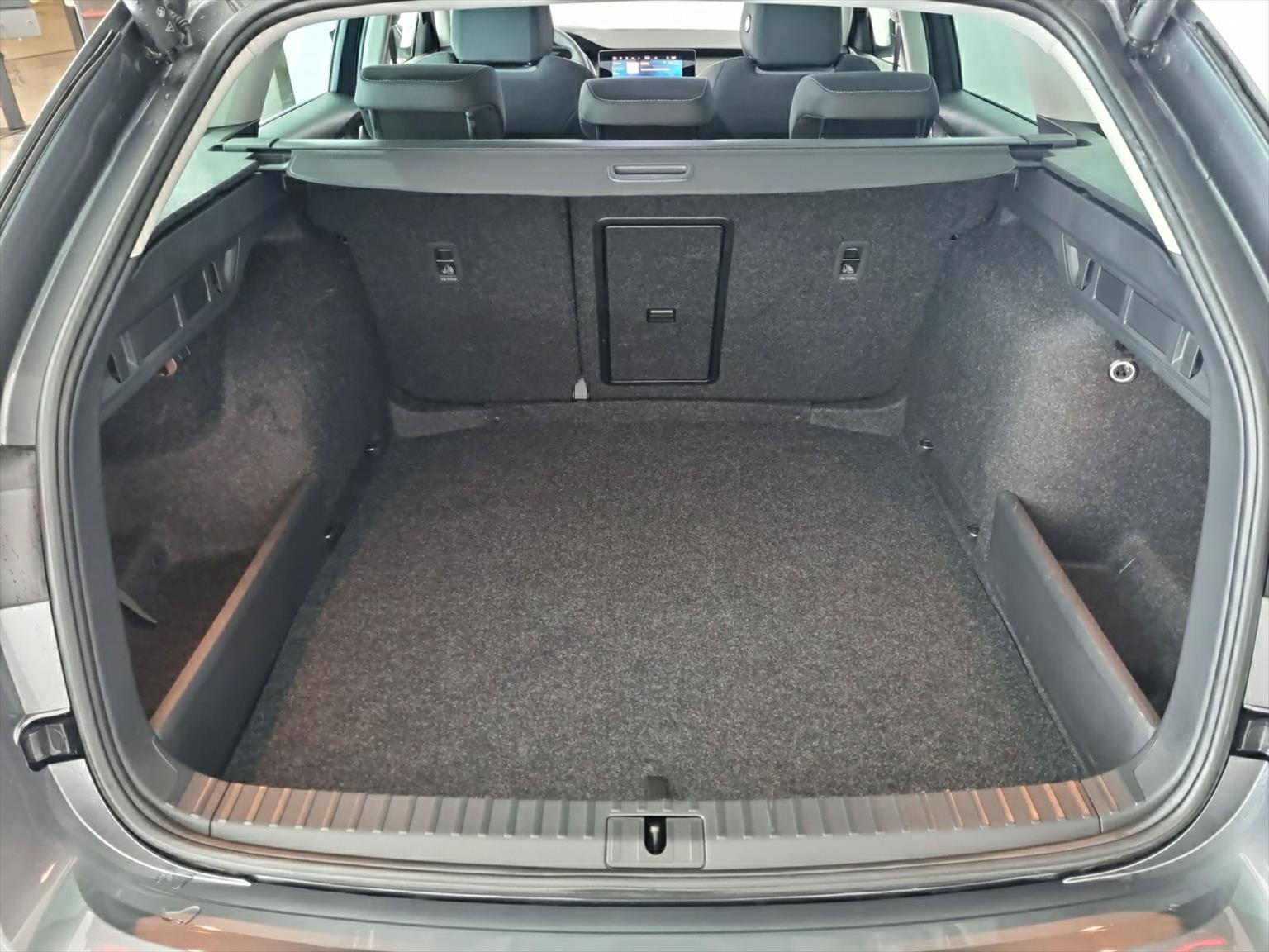 SKODA Octavia Combi 1.5 TSI mHEV DSG Selection-image-8