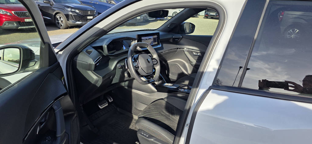 PEUGEOT 2008 1.2 Hybrid GT-image-4