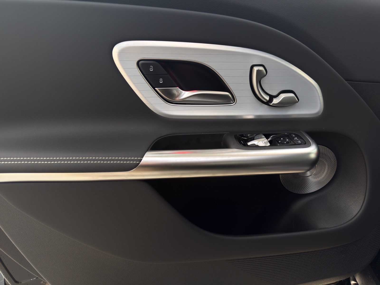 MERCEDES-BENZ GLB 350 4MATIC with EQ Technology-image-12
