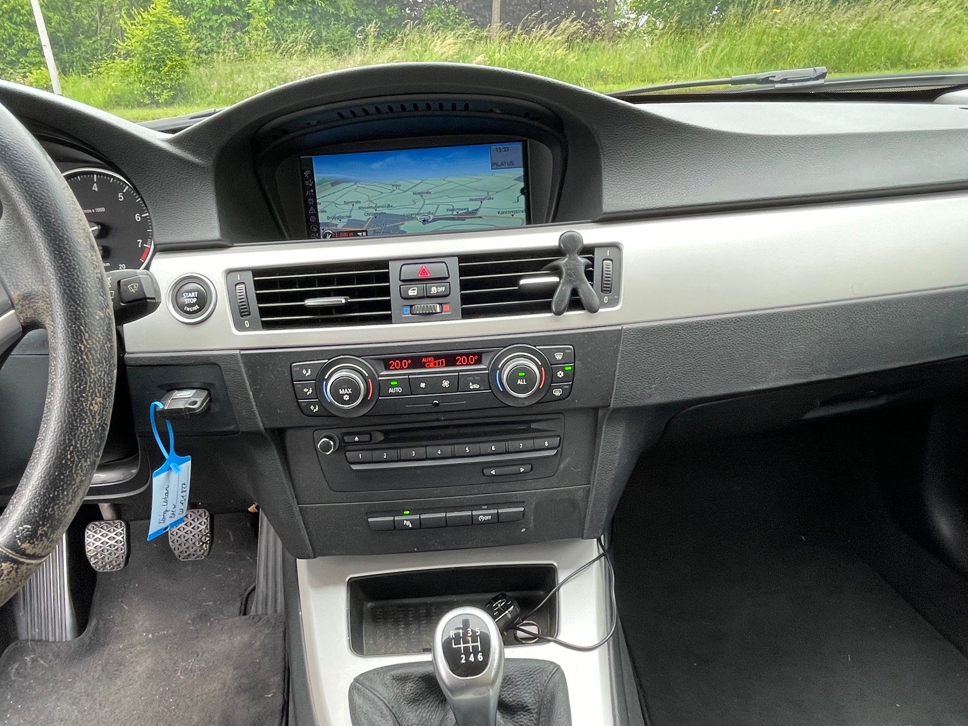BMW 320i Touring Dynamic Edition-image-9