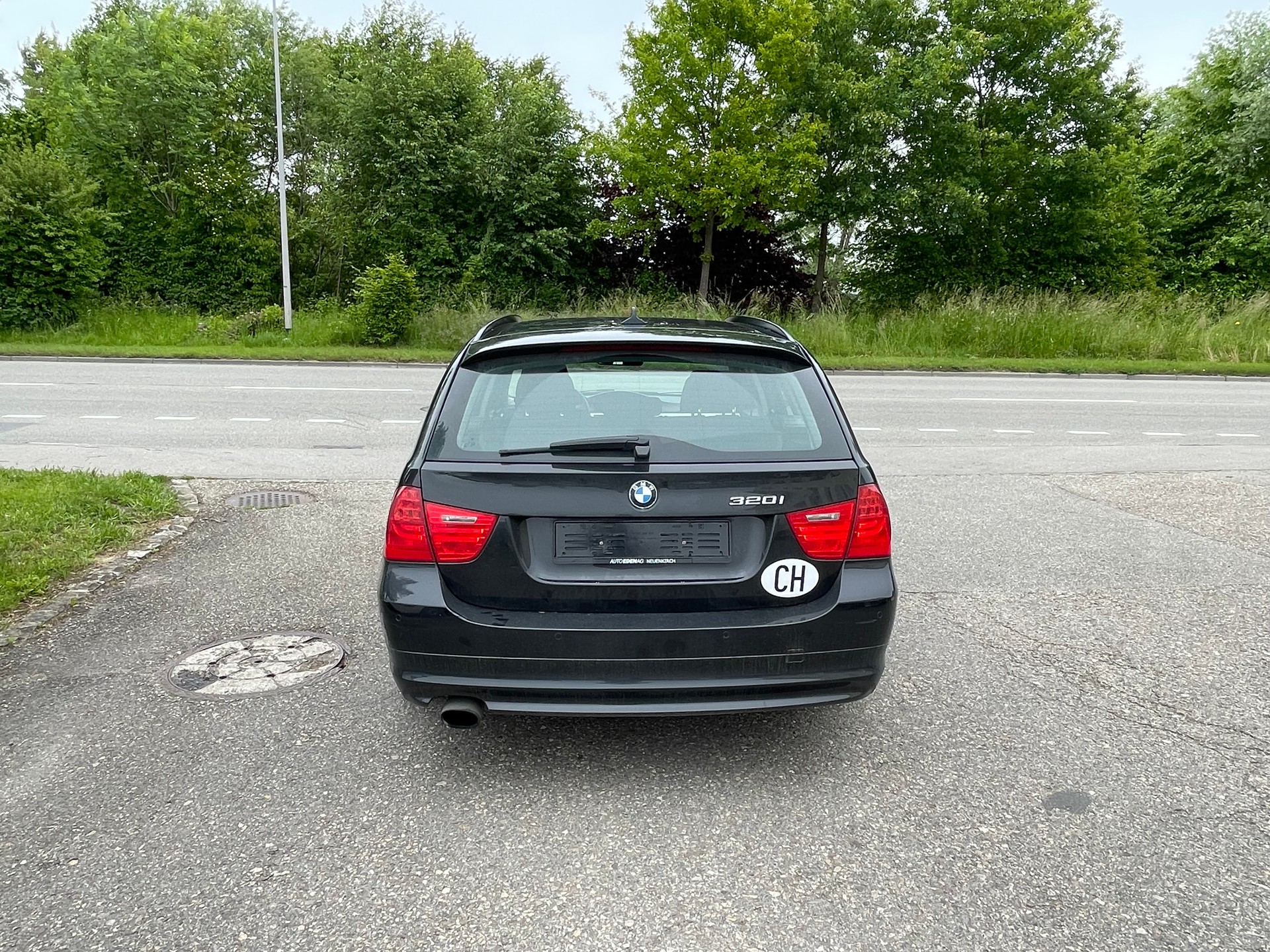 BMW 320i Touring Dynamic Edition-image-2