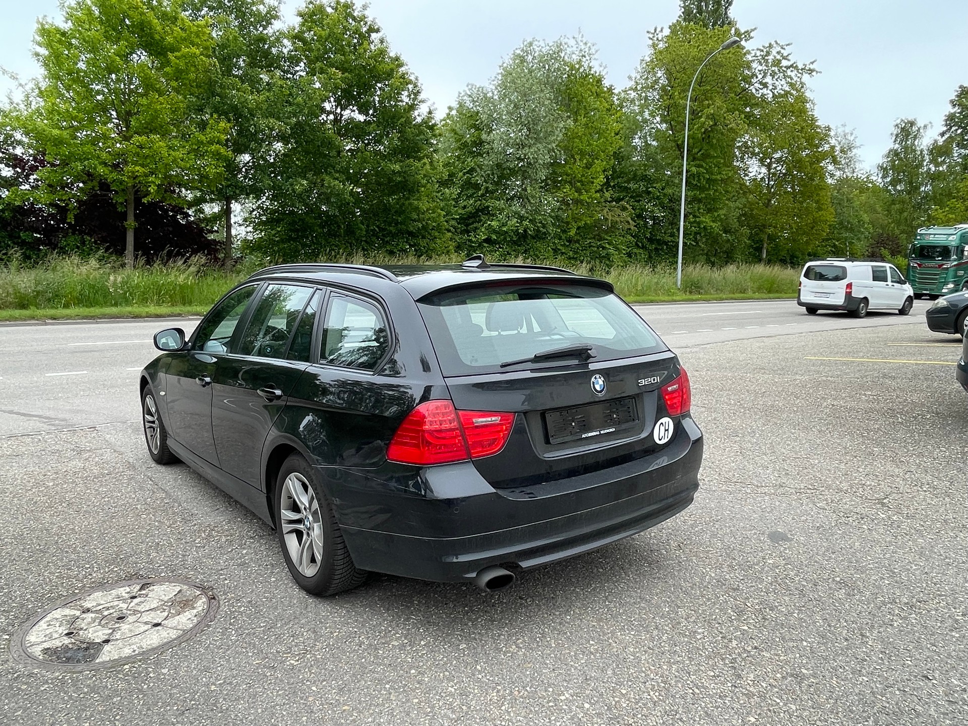 BMW 320i Touring Dynamic Edition-image-1