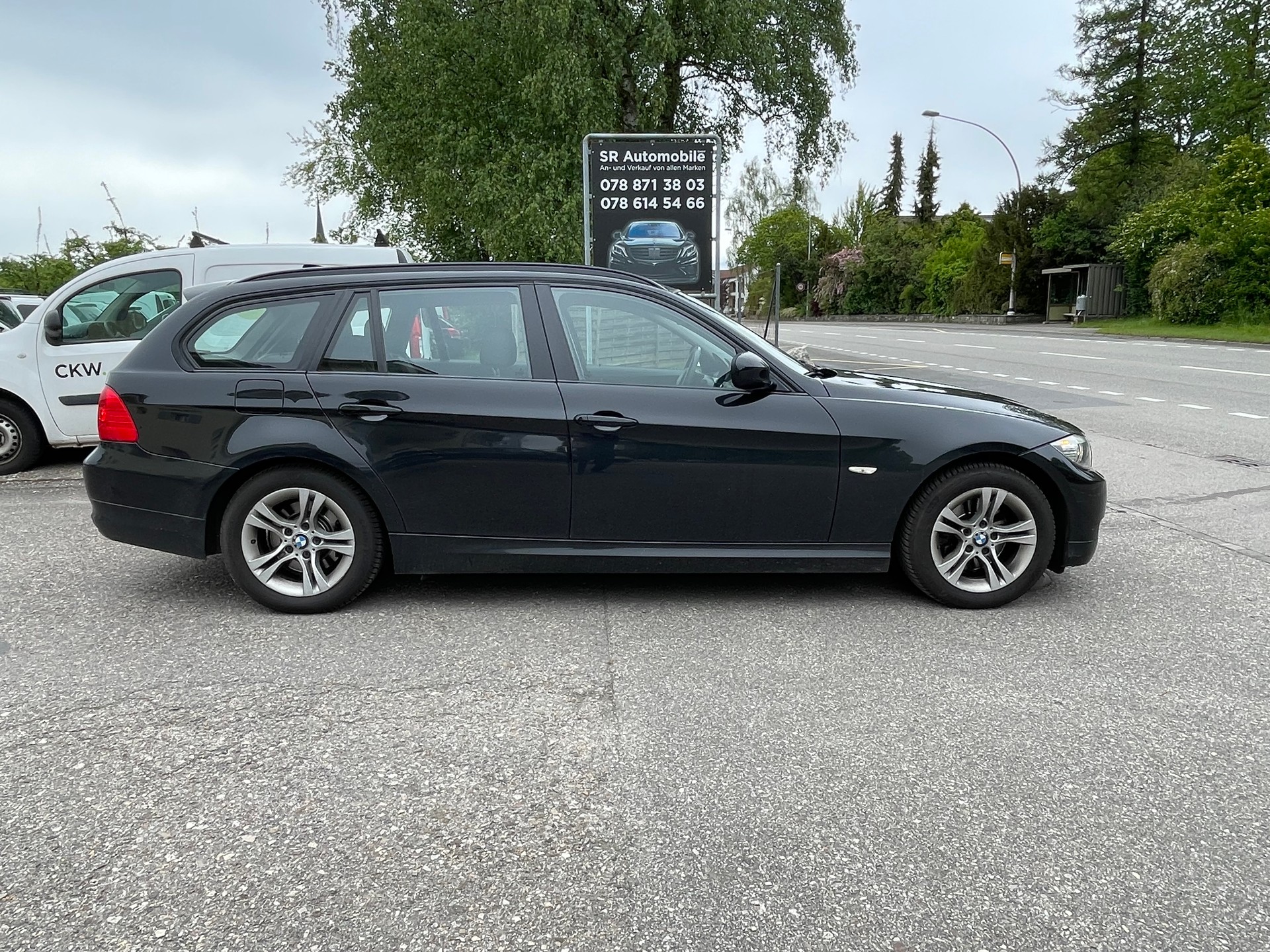 BMW 320i Touring Dynamic Edition-image-4