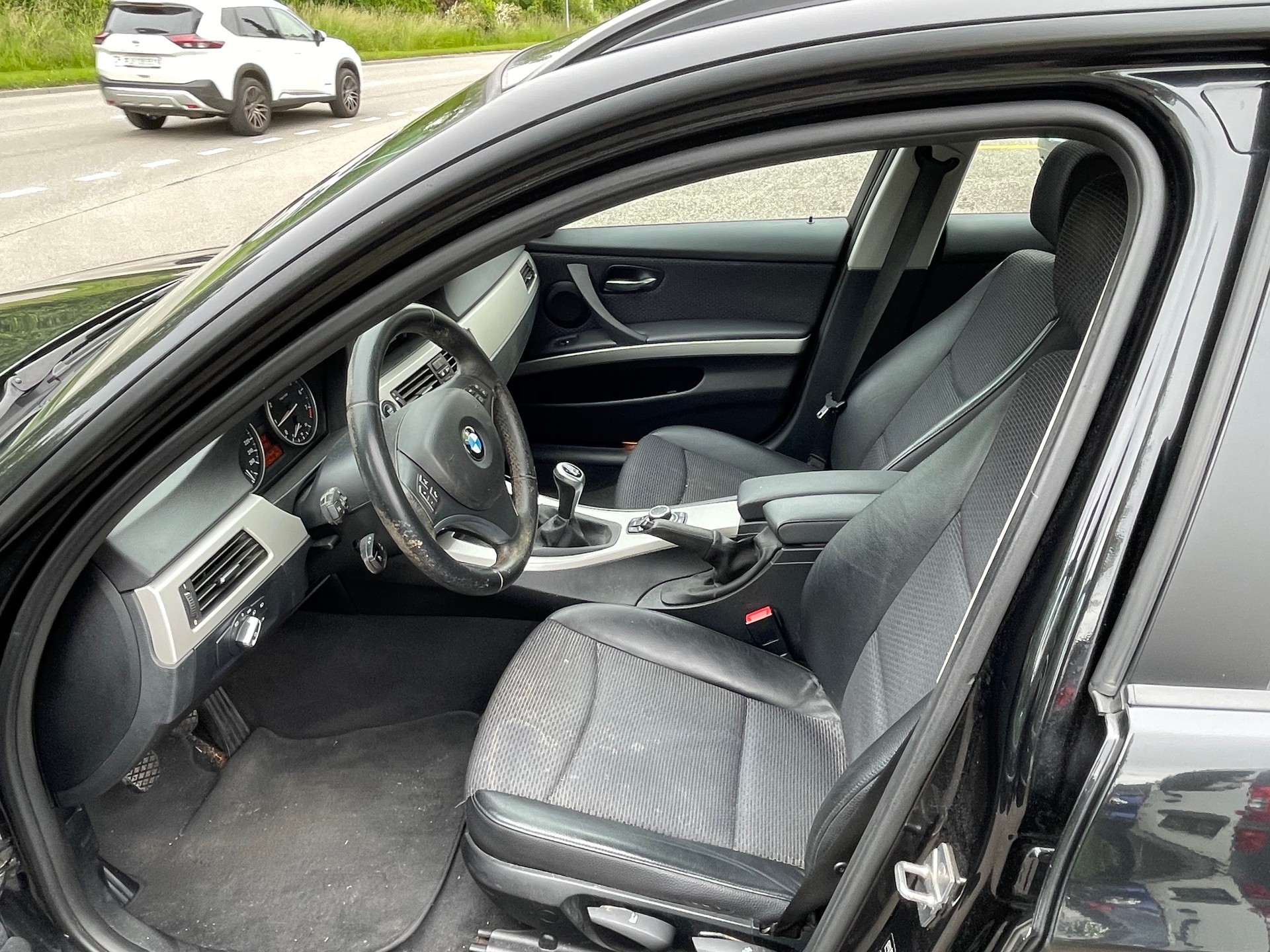 BMW 320i Touring Dynamic Edition-image-6