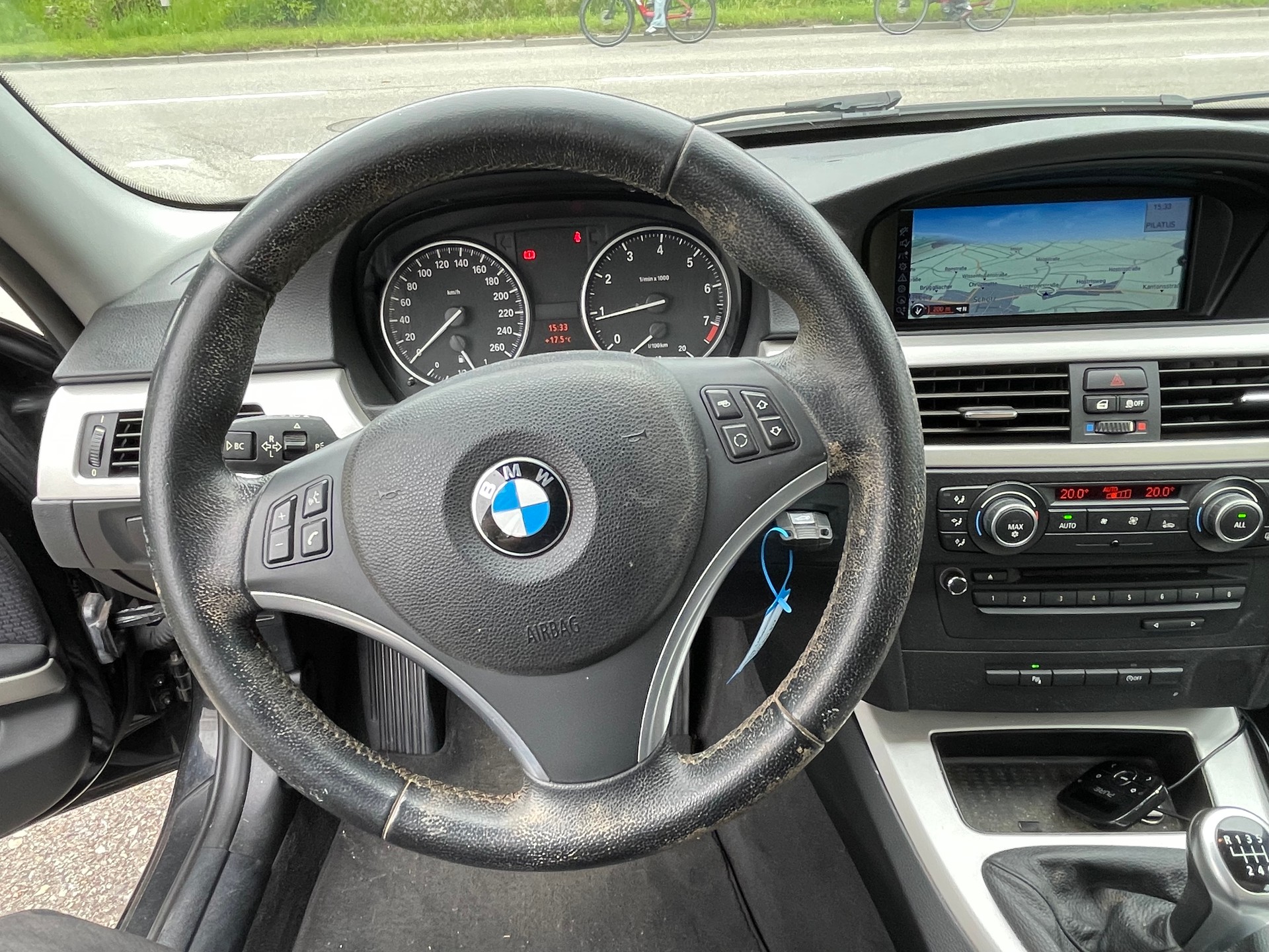 BMW 320i Touring Dynamic Edition-image-10