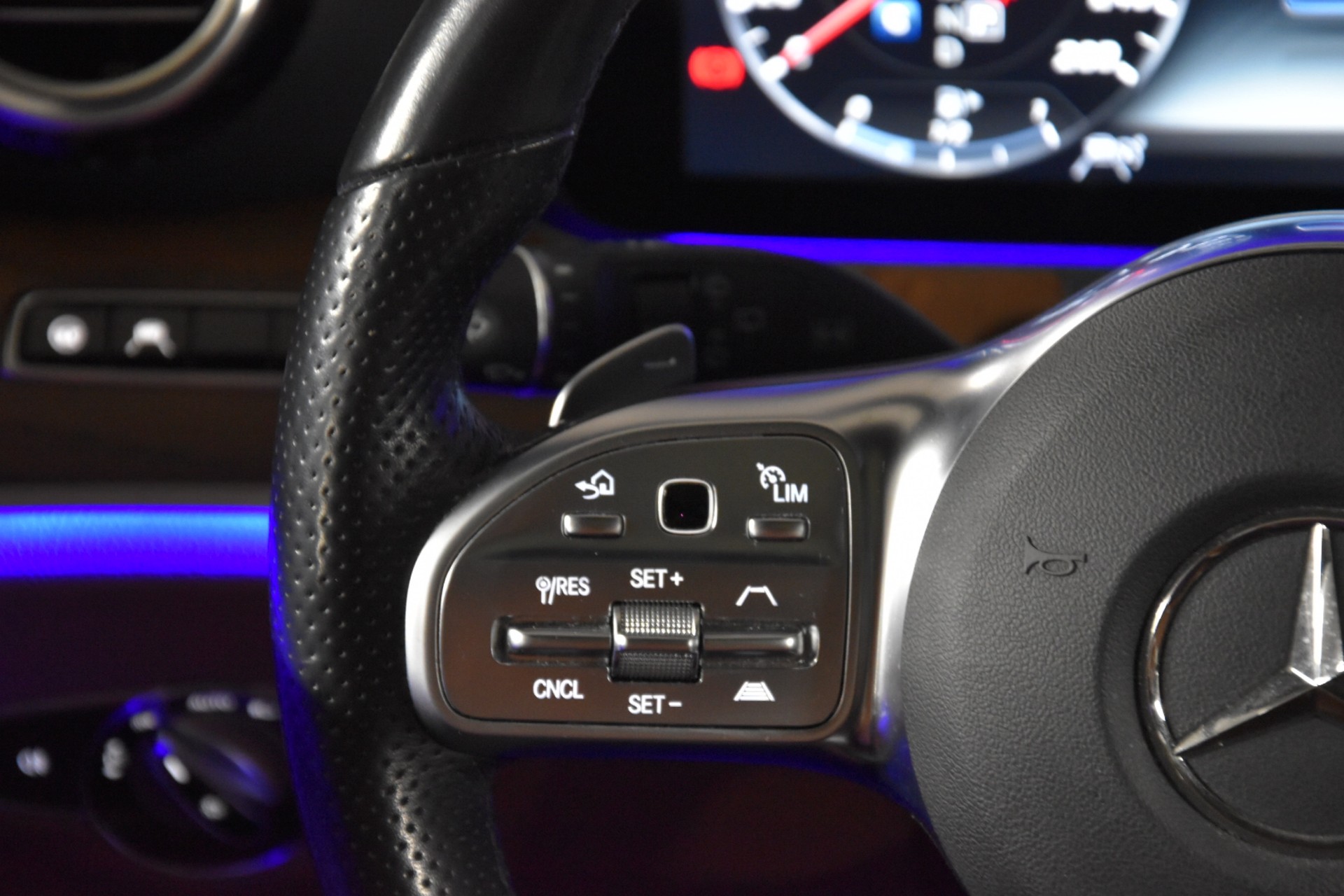 MERCEDES-BENZ E 350 d Avantgarde 4Matic 9G-Tronic-image-17