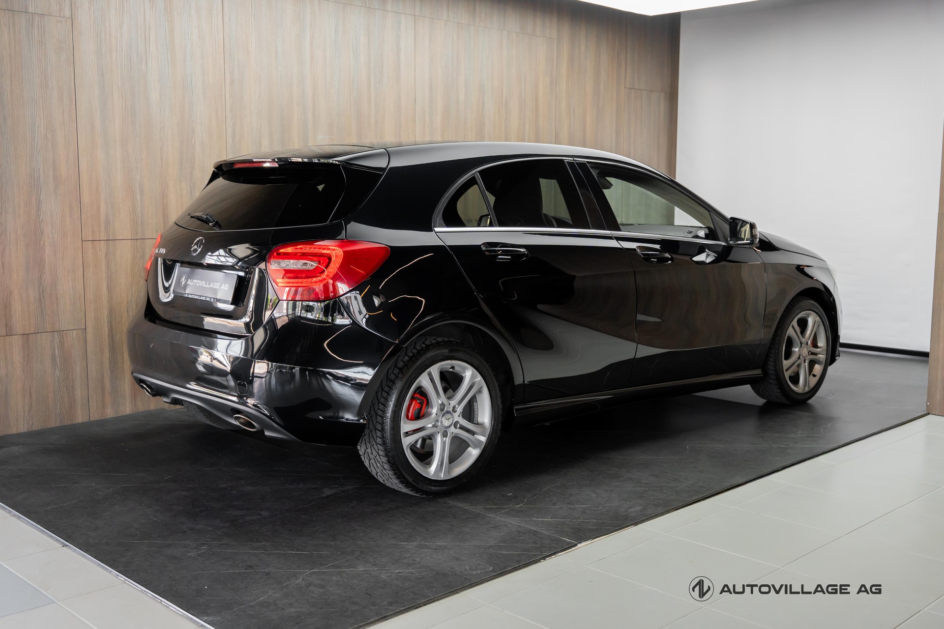 MERCEDES-BENZ A 180 Urban 7G-DCT-showroom-element-1