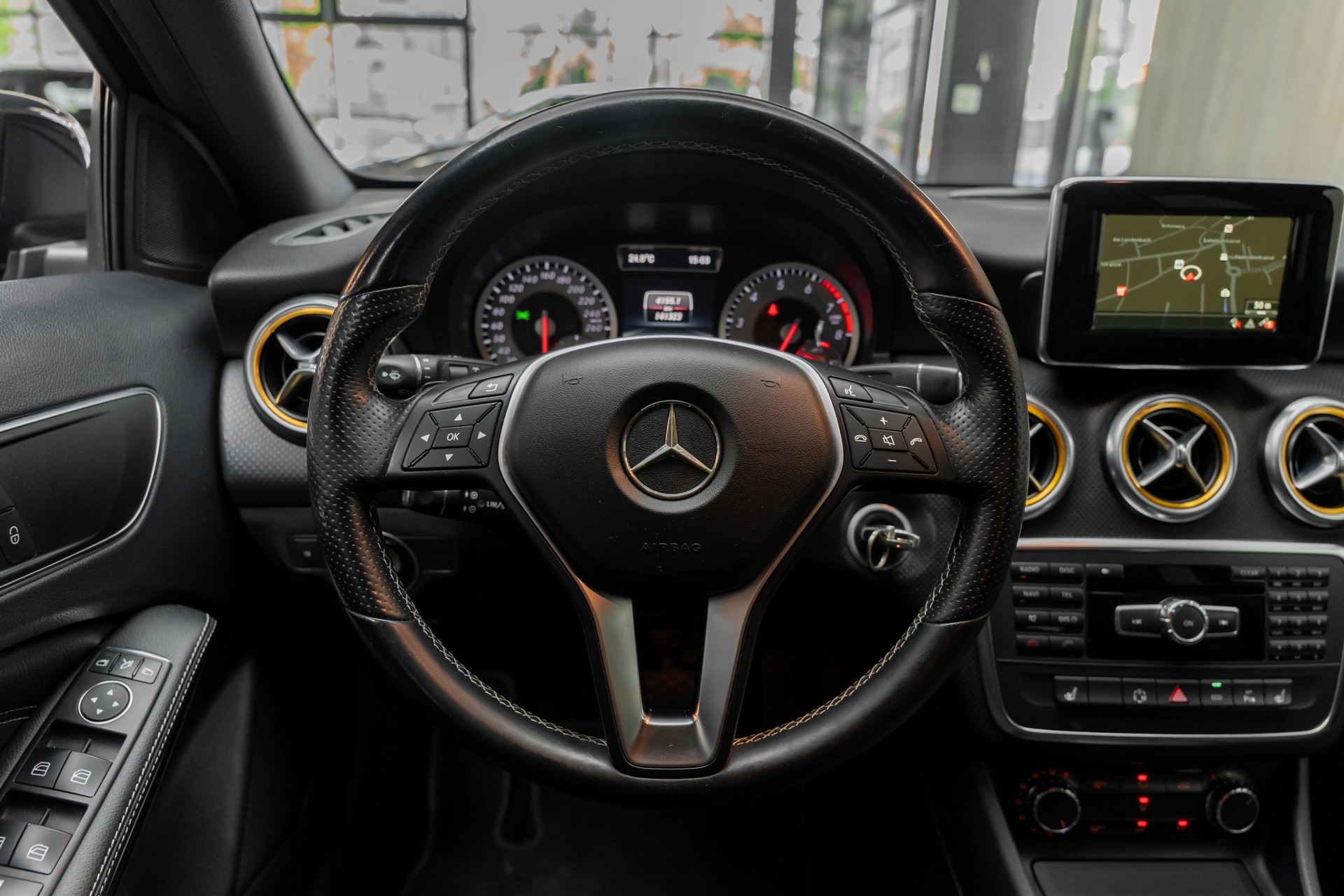 MERCEDES-BENZ A 180 Urban 7G-DCT-image-15