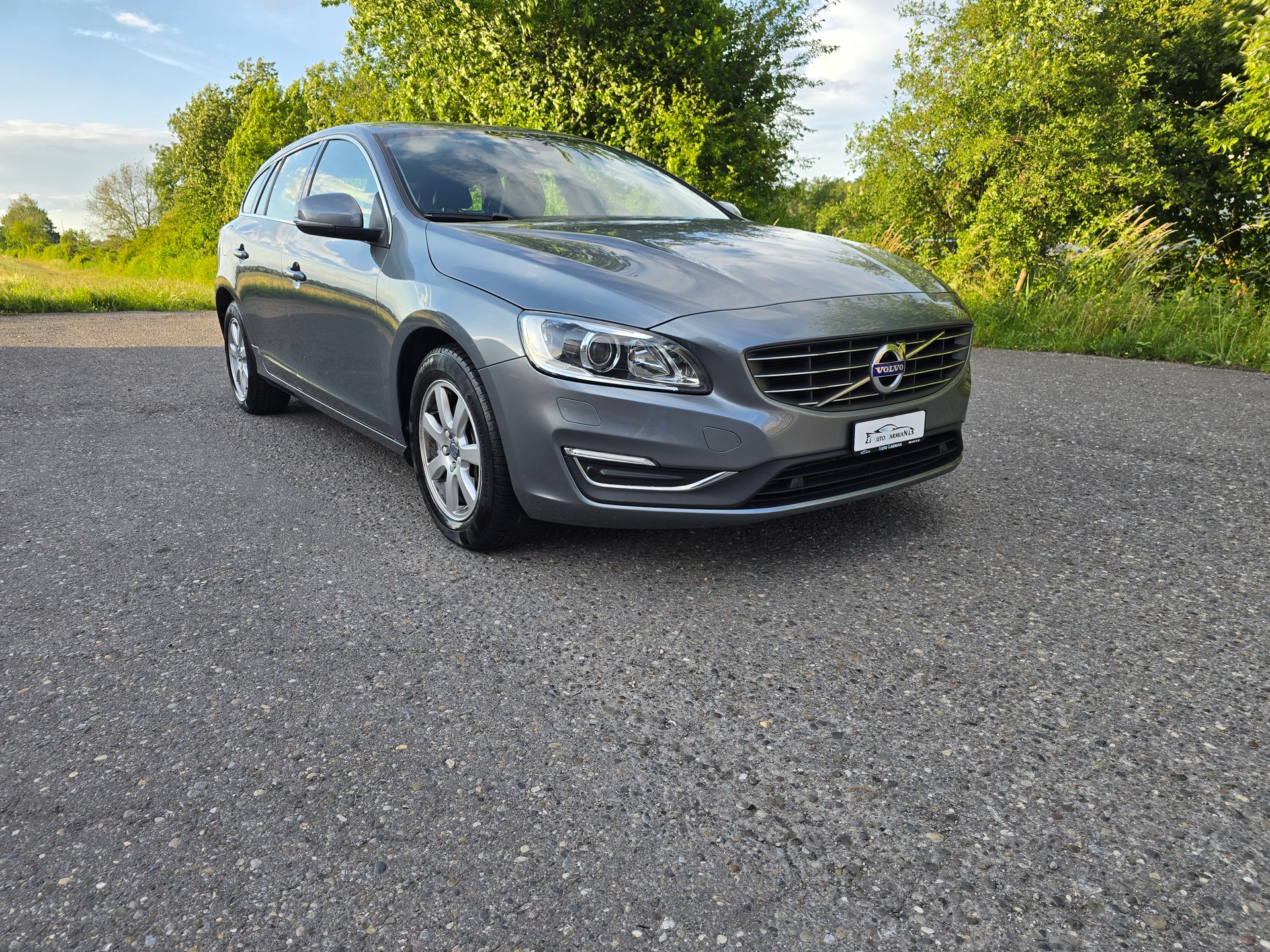 VOLVO V60 D4 AWD Momentum Geartronic-image-1