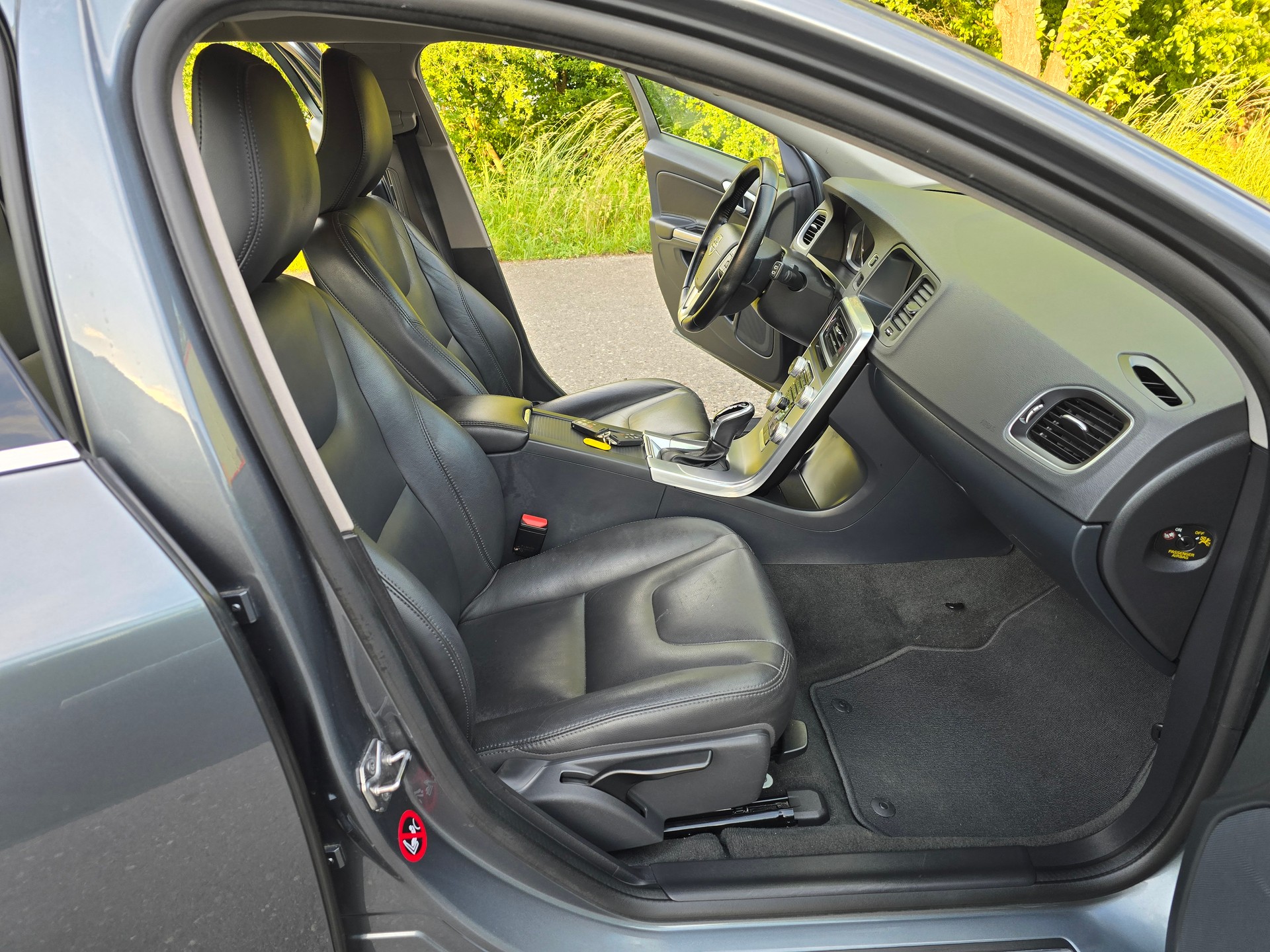 VOLVO V60 D4 AWD Momentum Geartronic-image-14