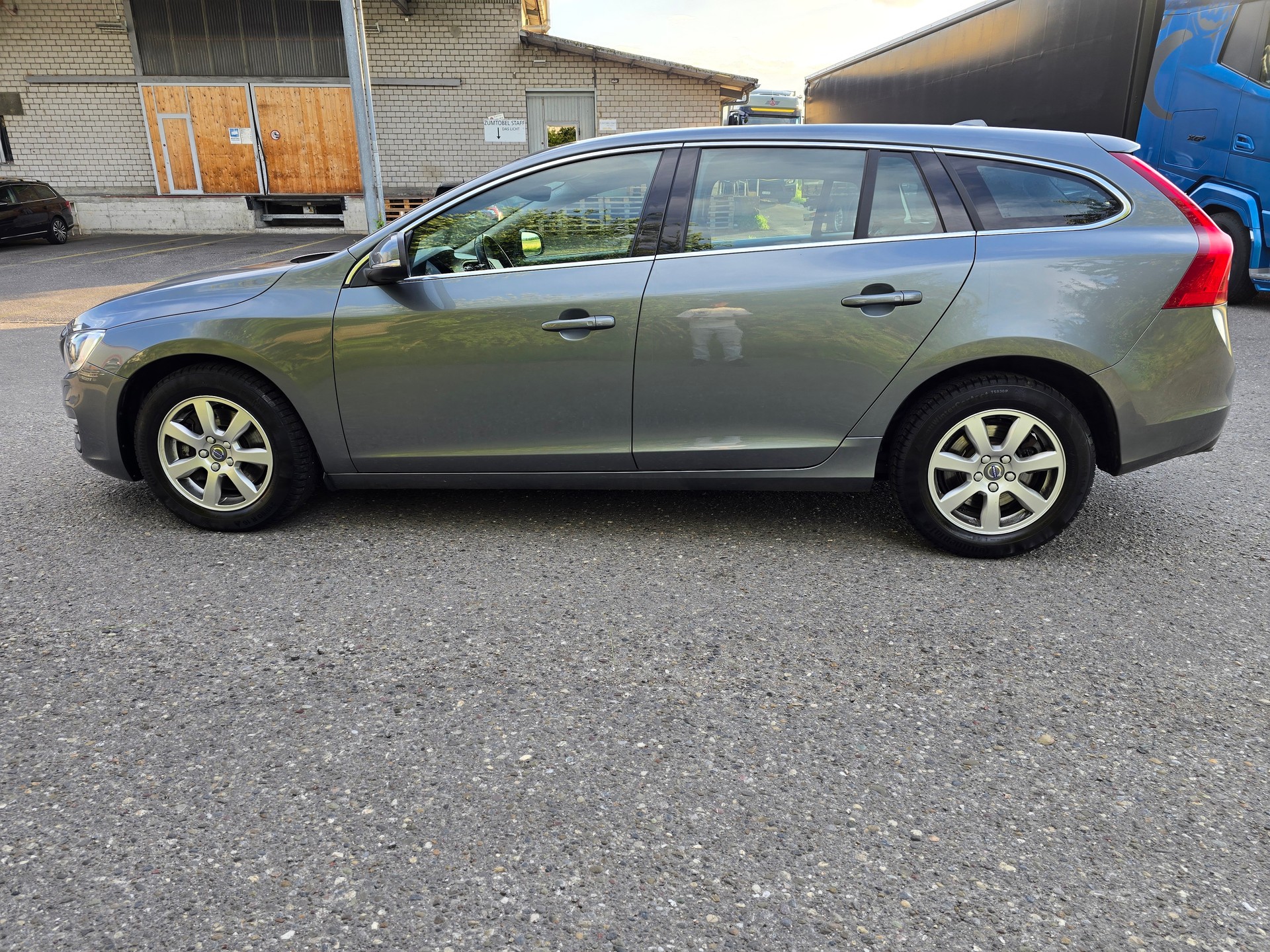 VOLVO V60 D4 AWD Momentum Geartronic-image-8