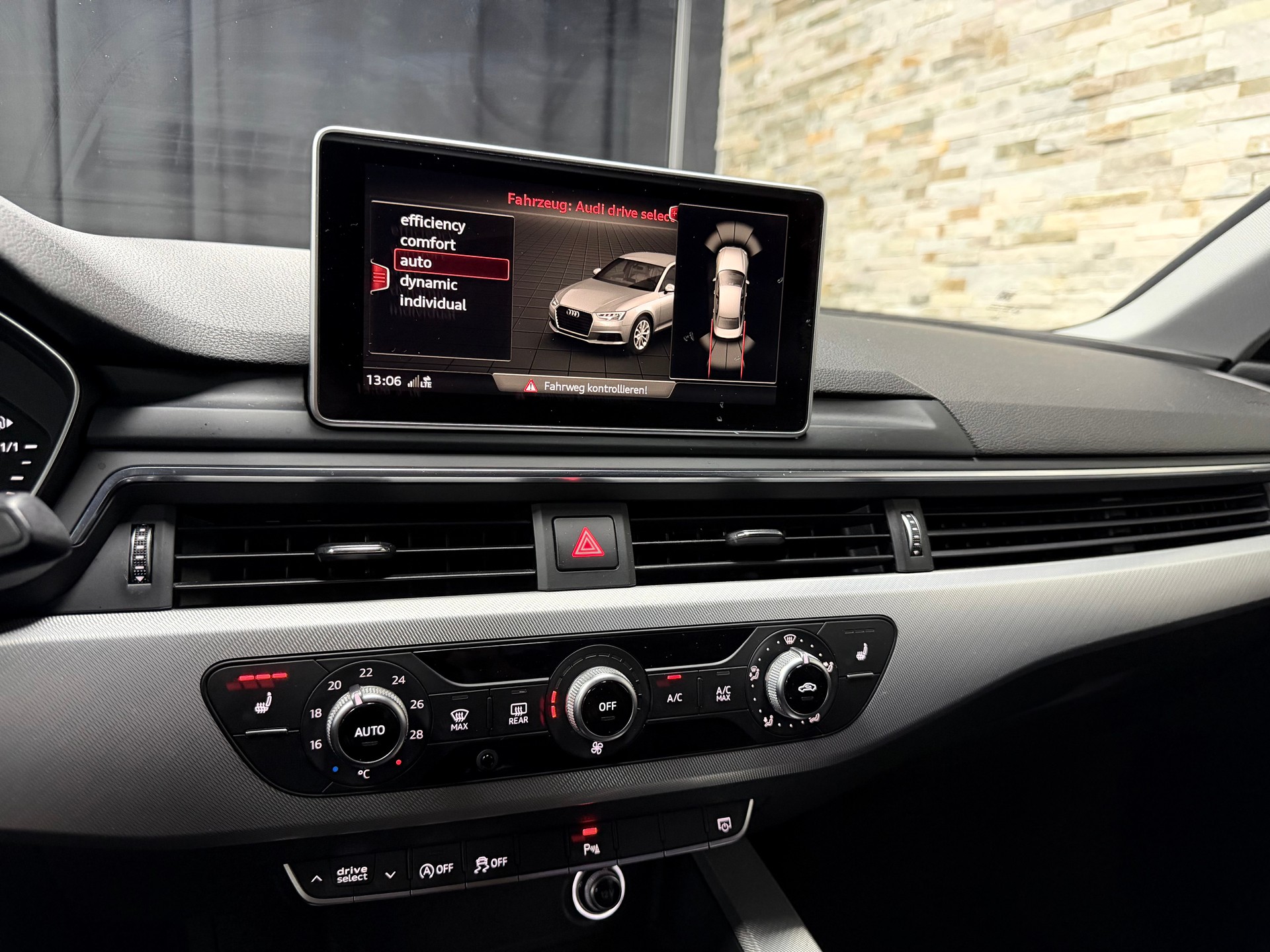 AUDI A4 Limousine 2.0 TFSI Sport S-tronic-image-17