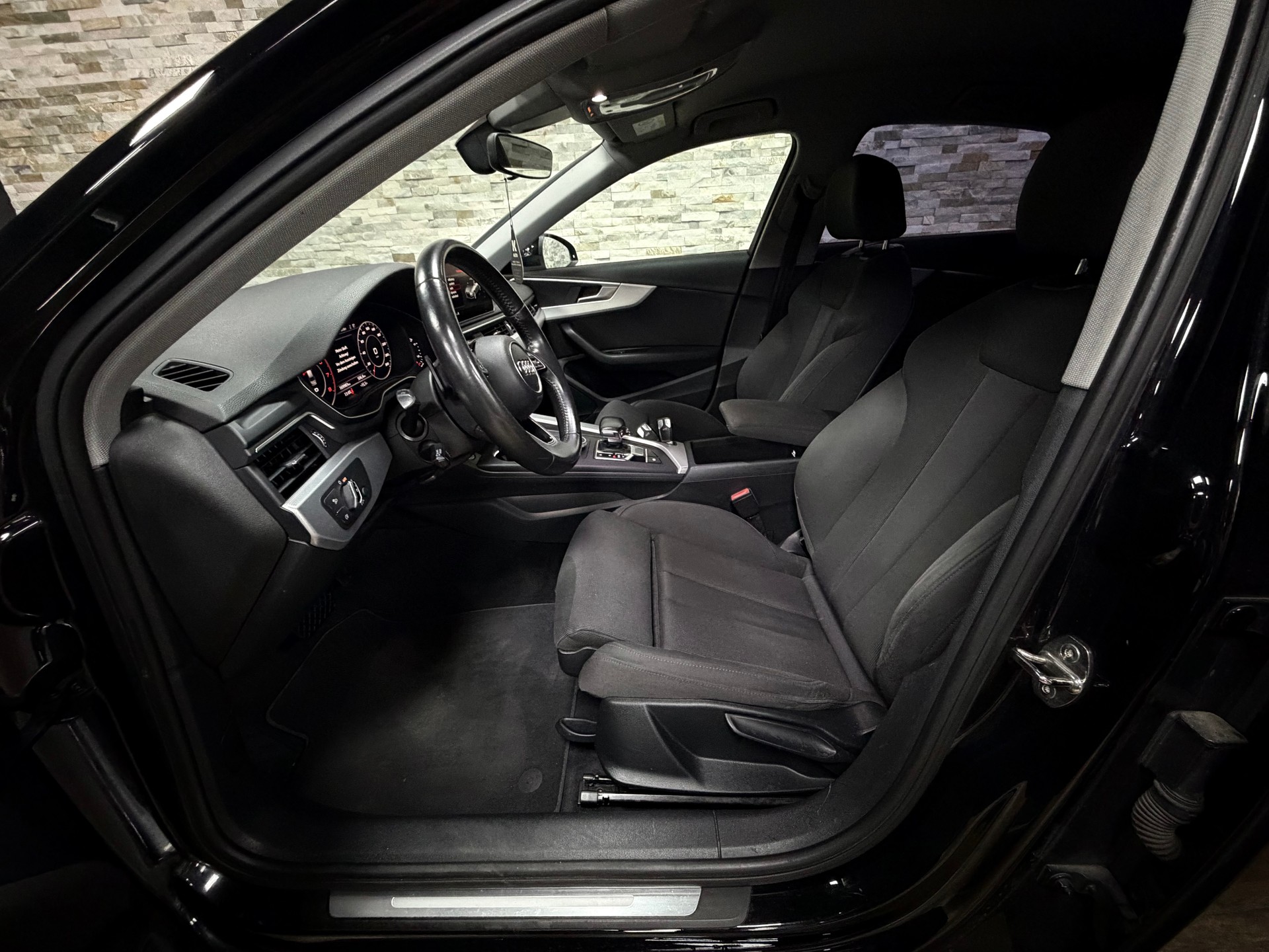 AUDI A4 Limousine 2.0 TFSI Sport S-tronic-image-10