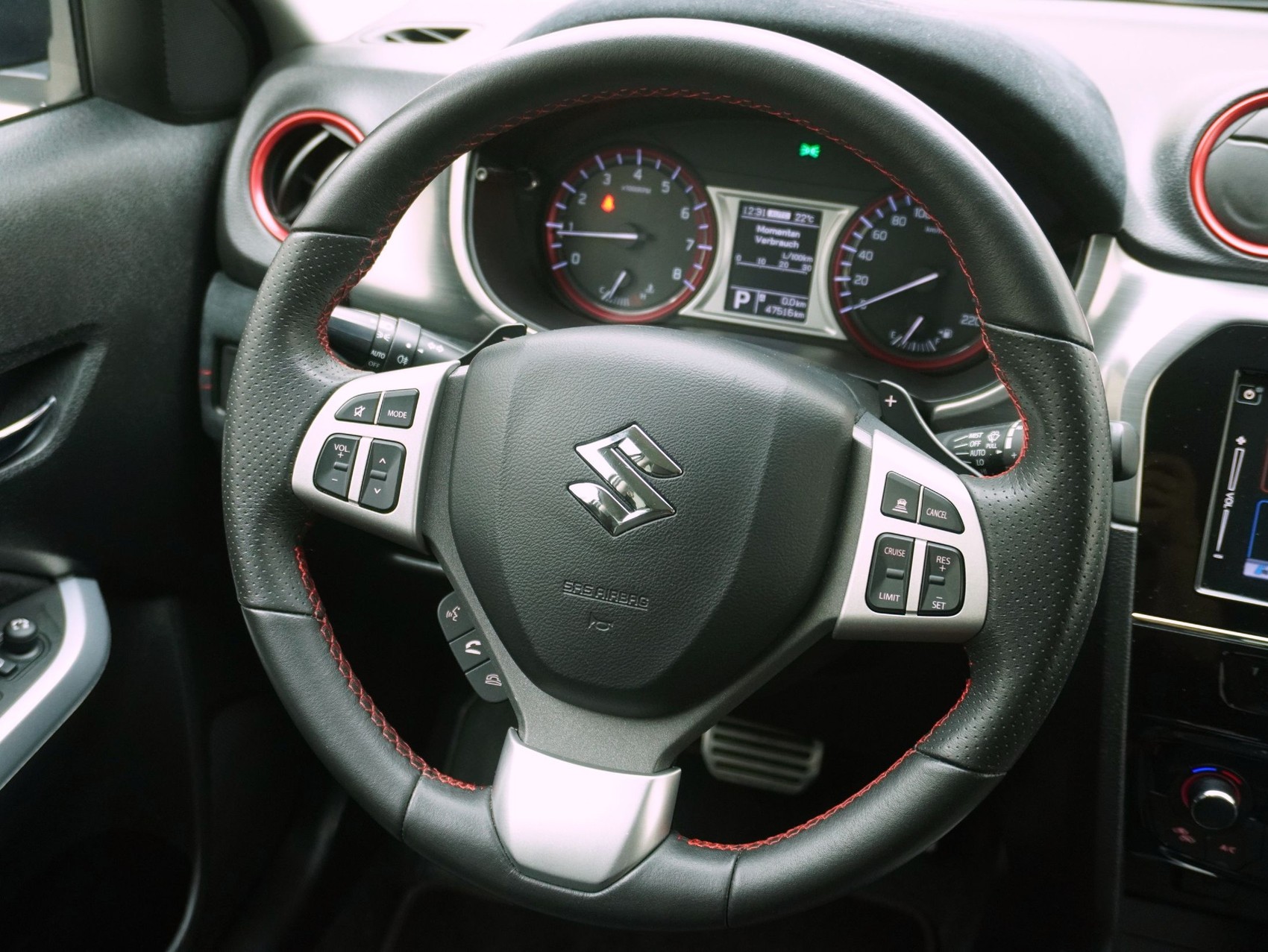 SUZUKI Vitara 1.4 T Sergio Cellano Top 4x4-image-9