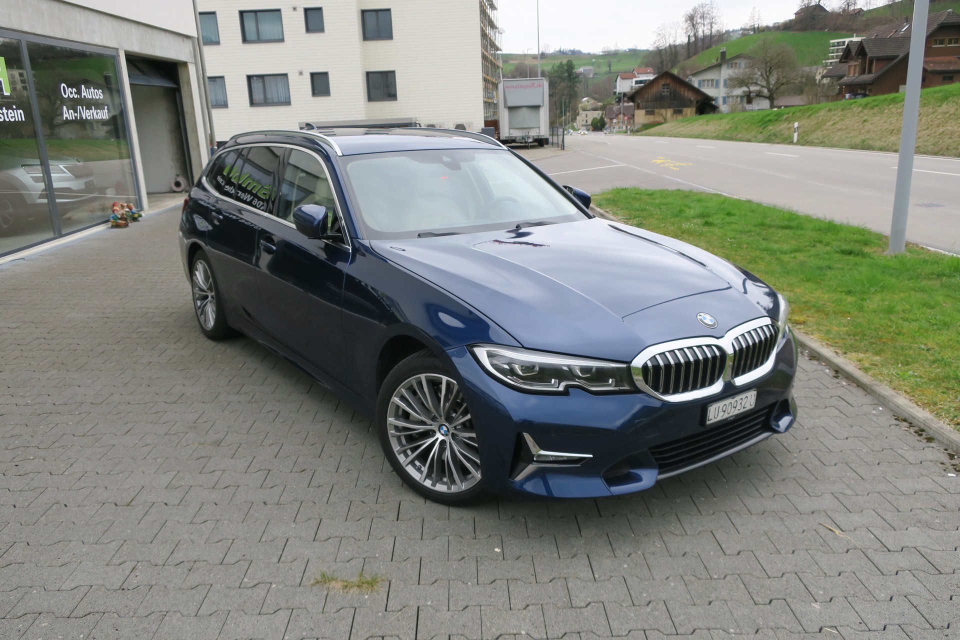 BMW 330d xDrive Luxury 4x4 8-Gang Automat-image-0