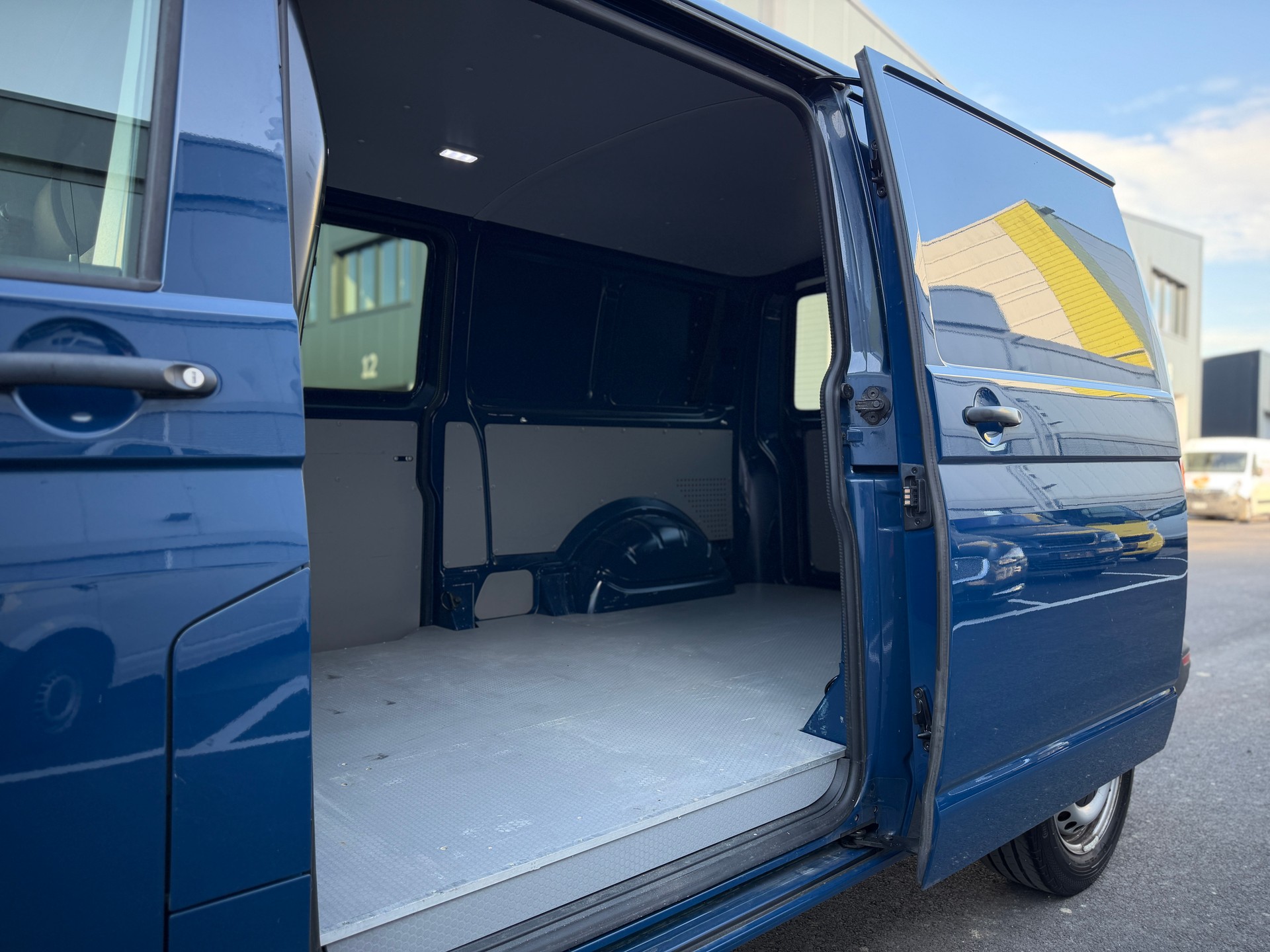 VW Transporter Champion-image-12