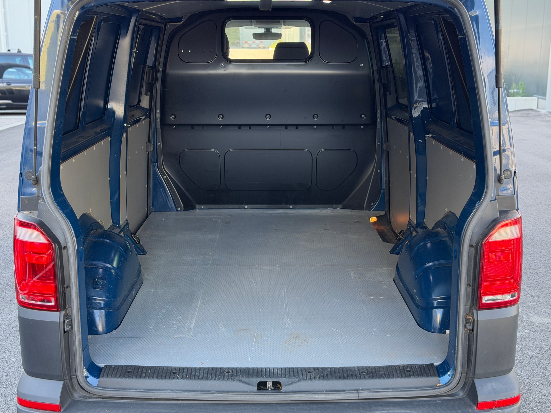 VW Transporter Champion-image-14