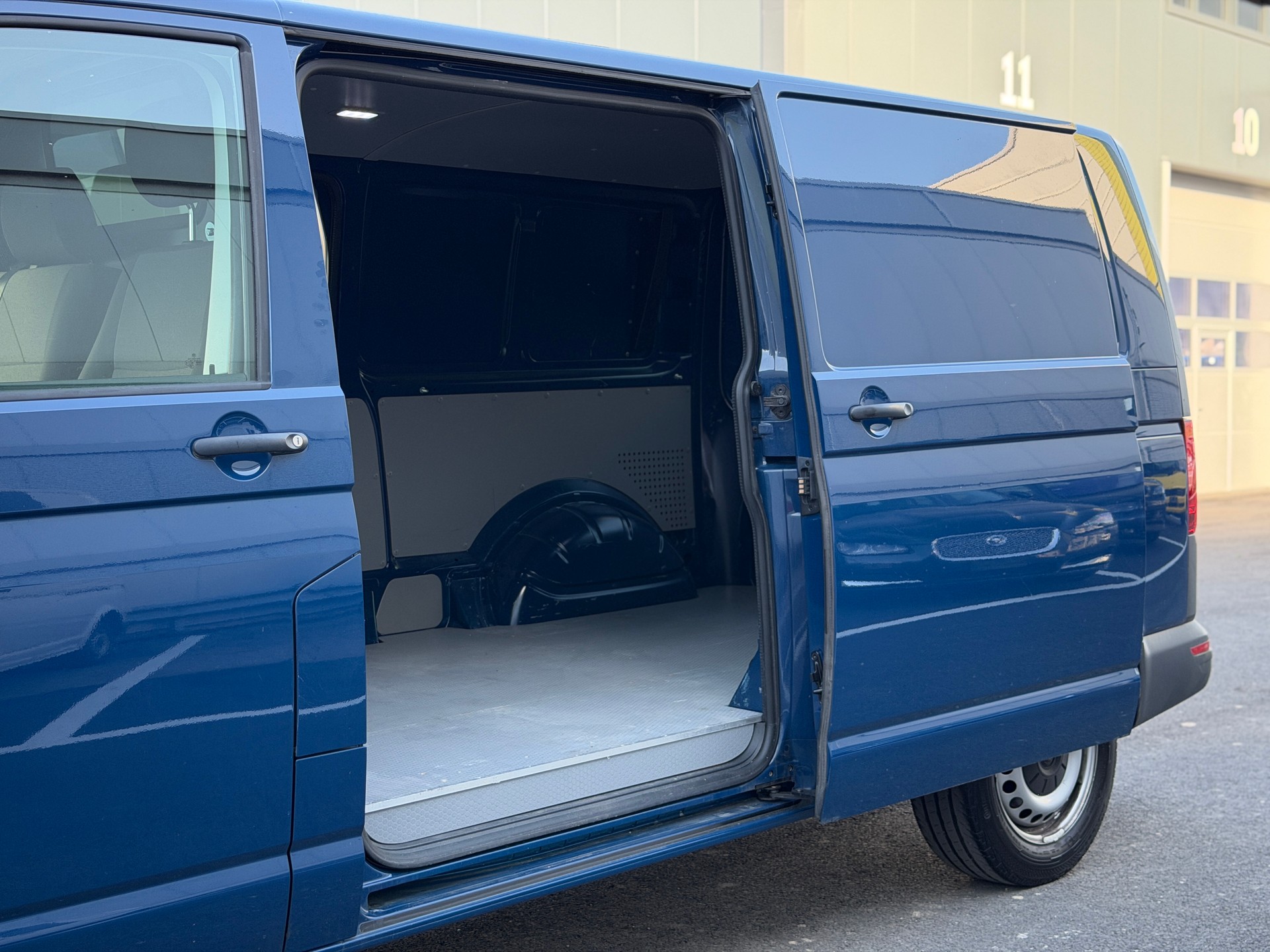 VW Transporter Champion-image-11