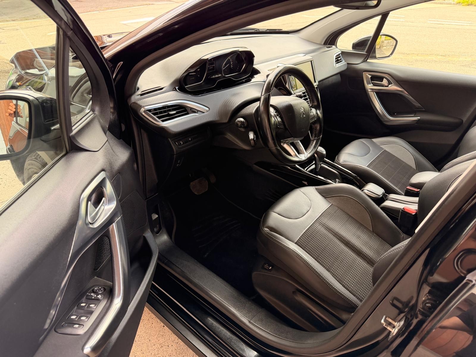 PEUGEOT 2008 1.2 PureTech Allurre EAT6-image-7