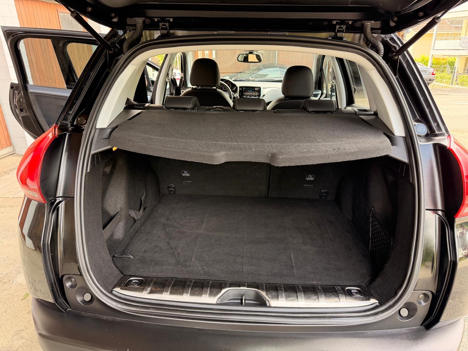 PEUGEOT 2008 1.2 PureTech Allurre EAT6-image-13