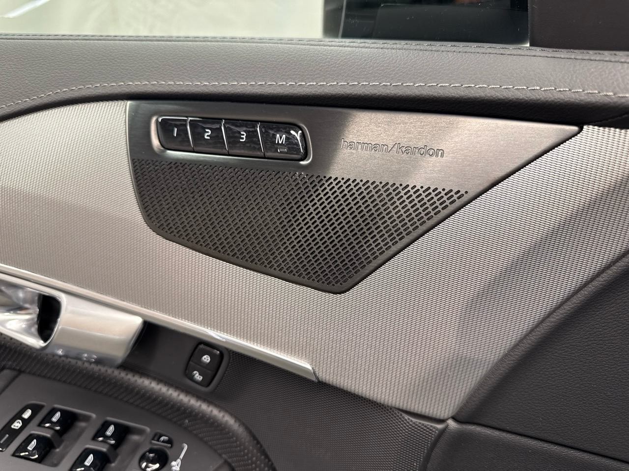 VOLVO XC90 B5 Diesel Mild Hybrid AWD Plus Dark Geartronic-image-5