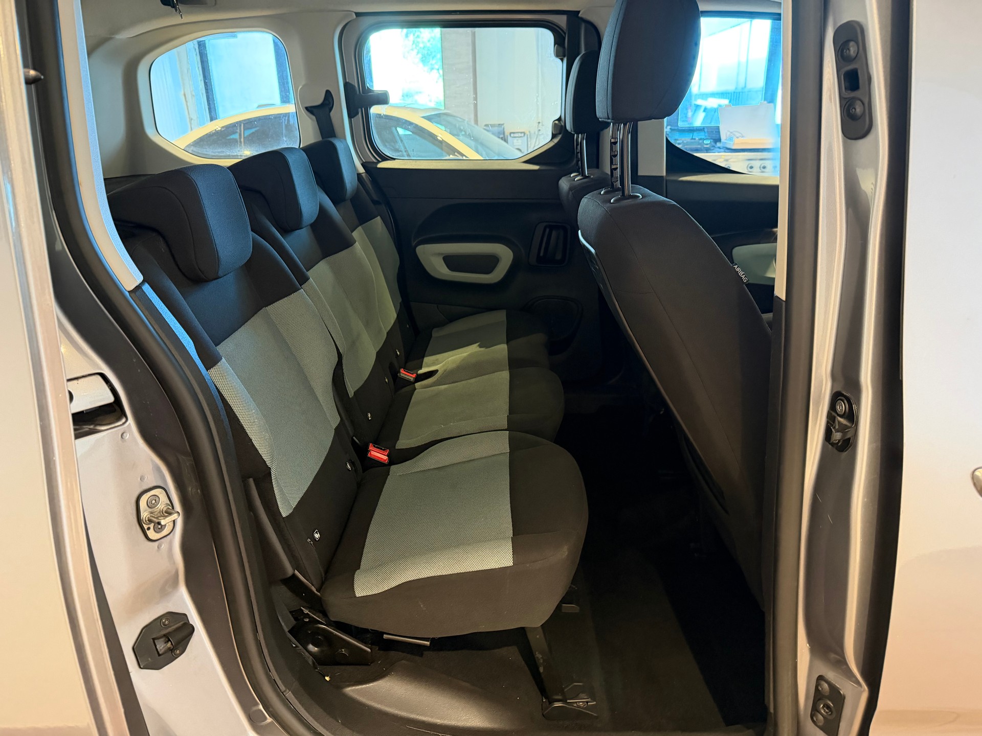 CITROEN Berlingo 1.2 PureTech 130 Swiss Edition-image-8