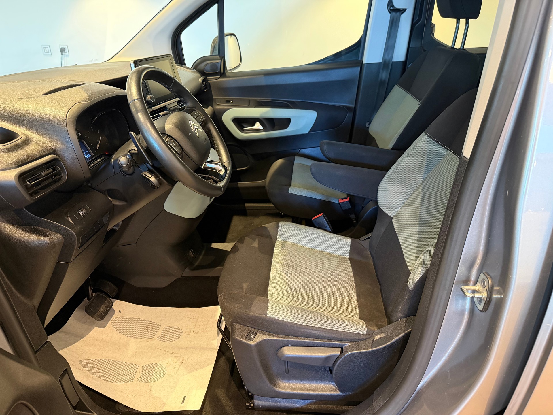 CITROEN Berlingo 1.2 PureTech 130 Swiss Edition-image-10